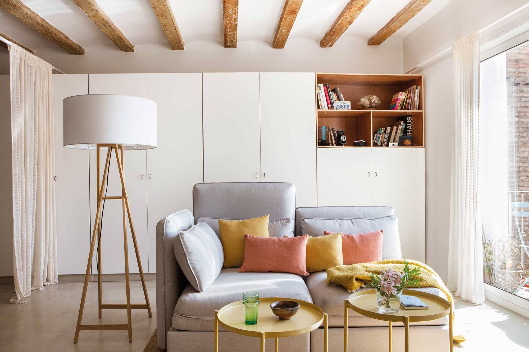 Salón pequeño con mueble armario blanco_00508374
