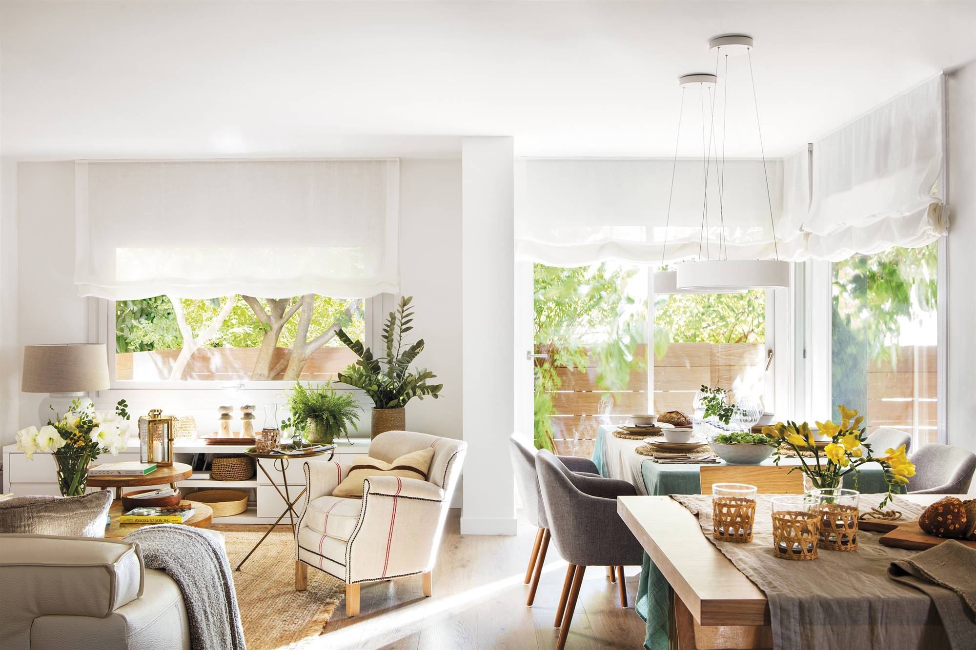 Salón comedor pequeño con grandes ventanales_00513307