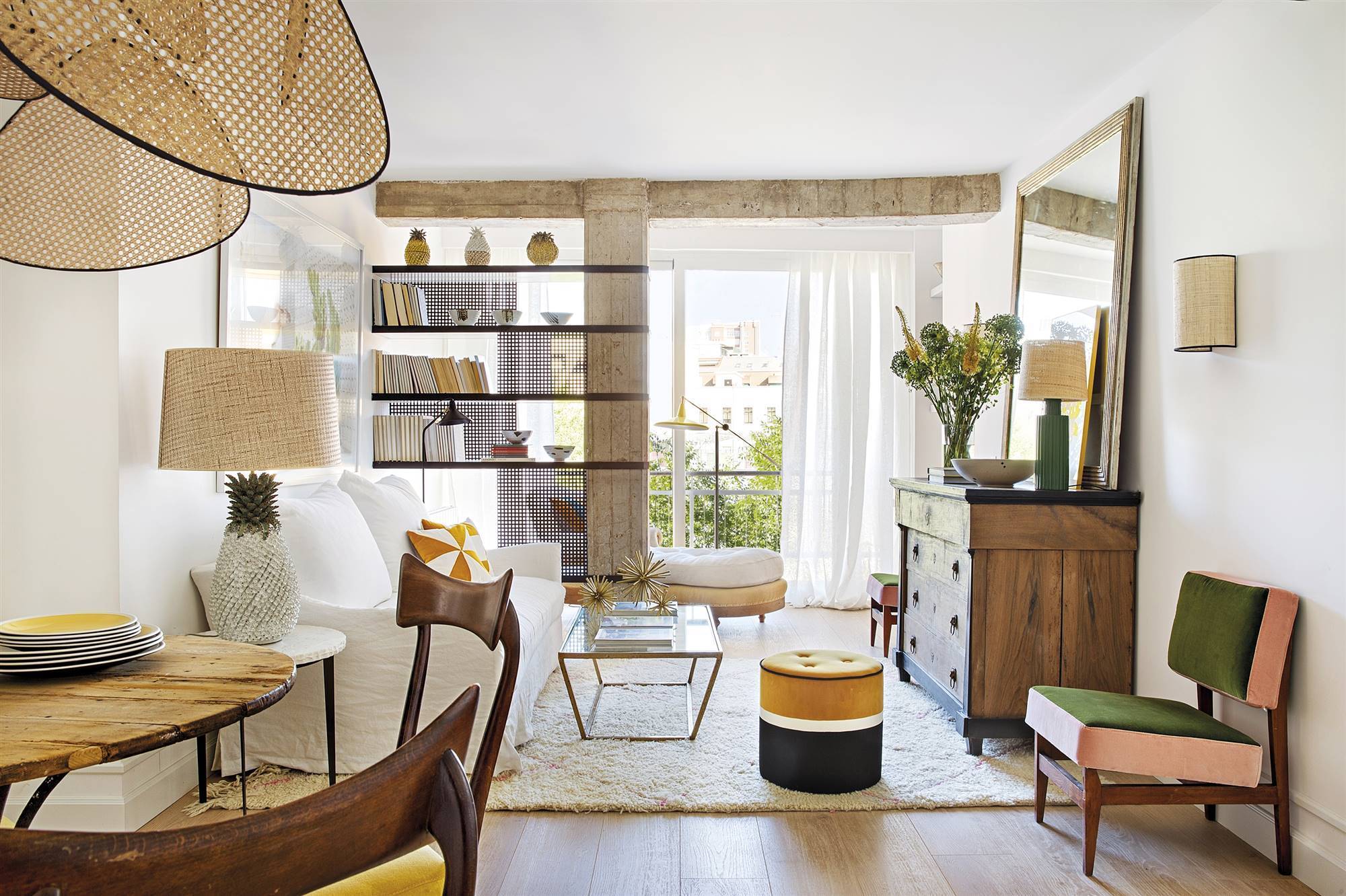 Salón comedor pequeño con libreria