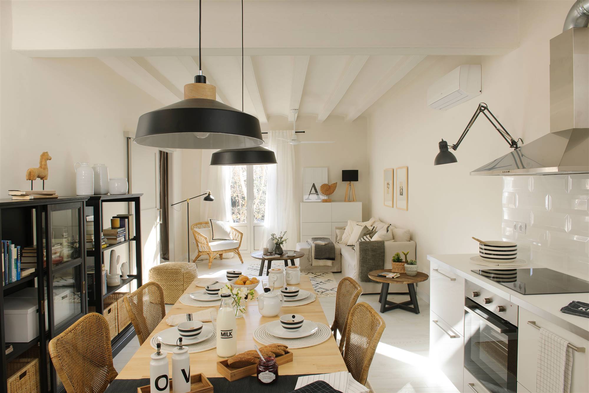 salon blanco abierto a la cocina y con mesa de madera 00483064_O