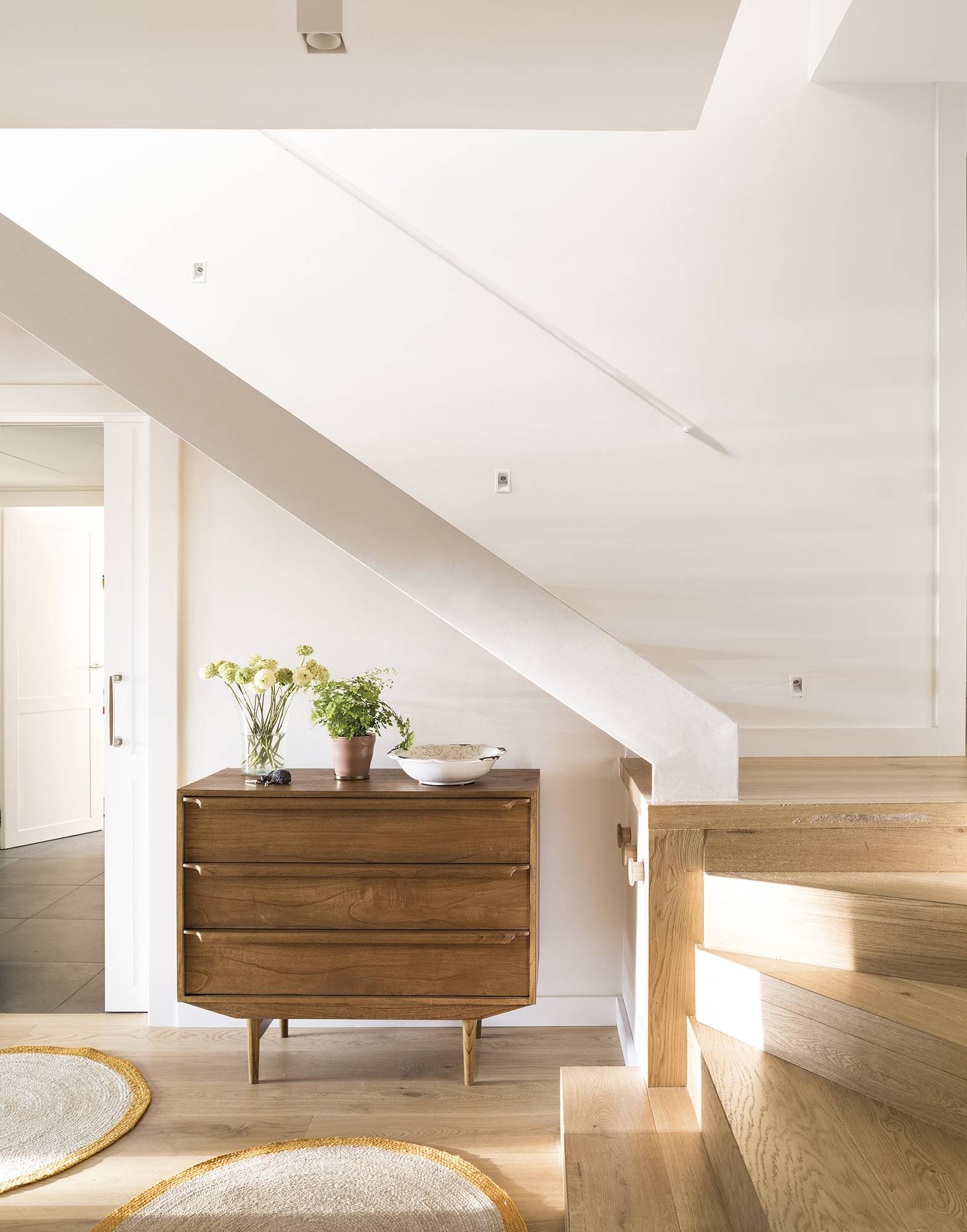 Escalera blanca con cómoda de madera