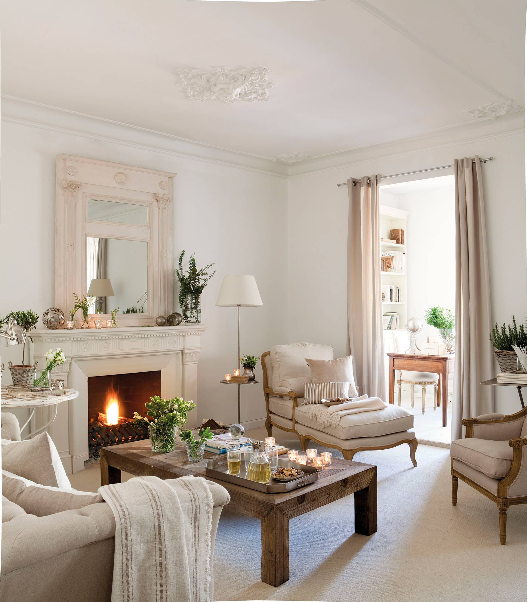 Salón clásico con chimenea, sofá, butaca y chaiselongue_ 00310889