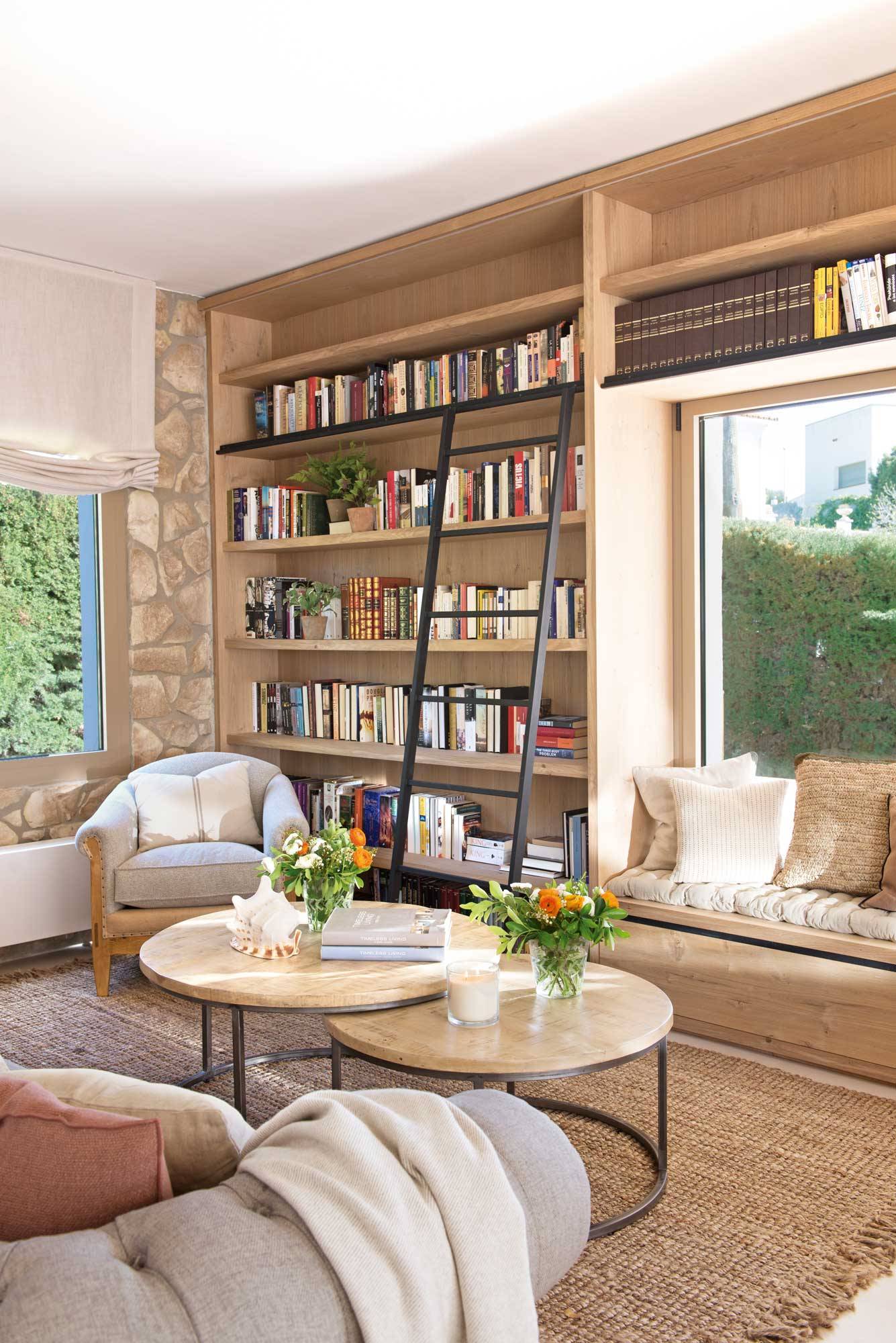Salón con librería de madera y escalera