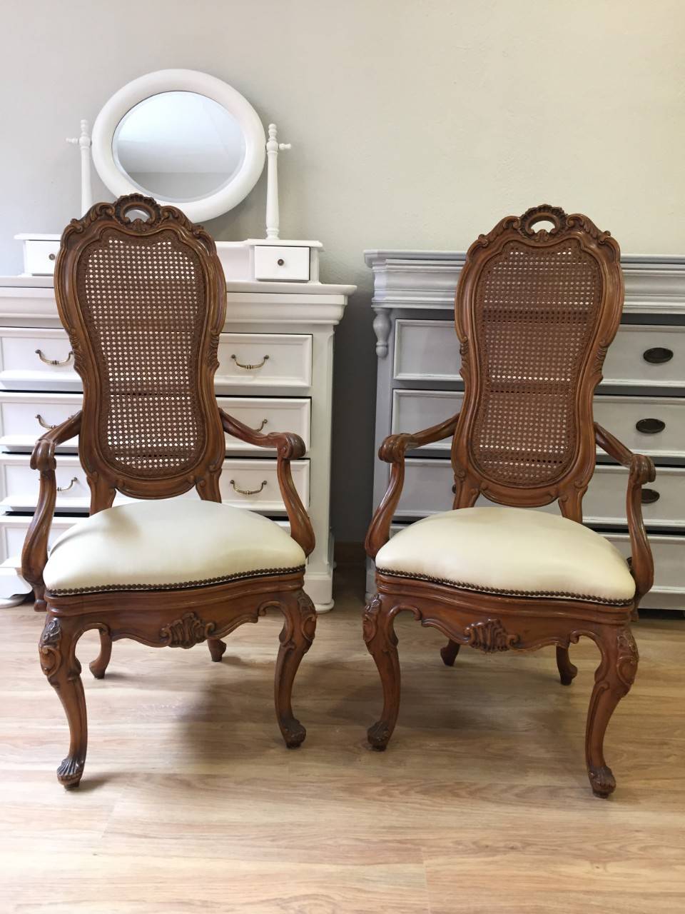 Antes de unas sillas anticuadas restauradas. Antes: unas sillas con historia que daba pena tirar