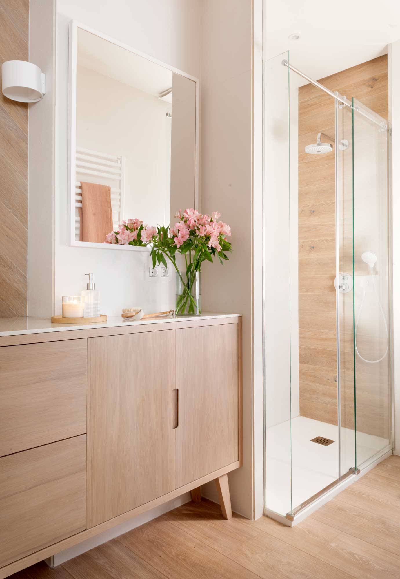Reforma en baño con ducha con mampara y mueble de madera. Pavimento, de madera. 