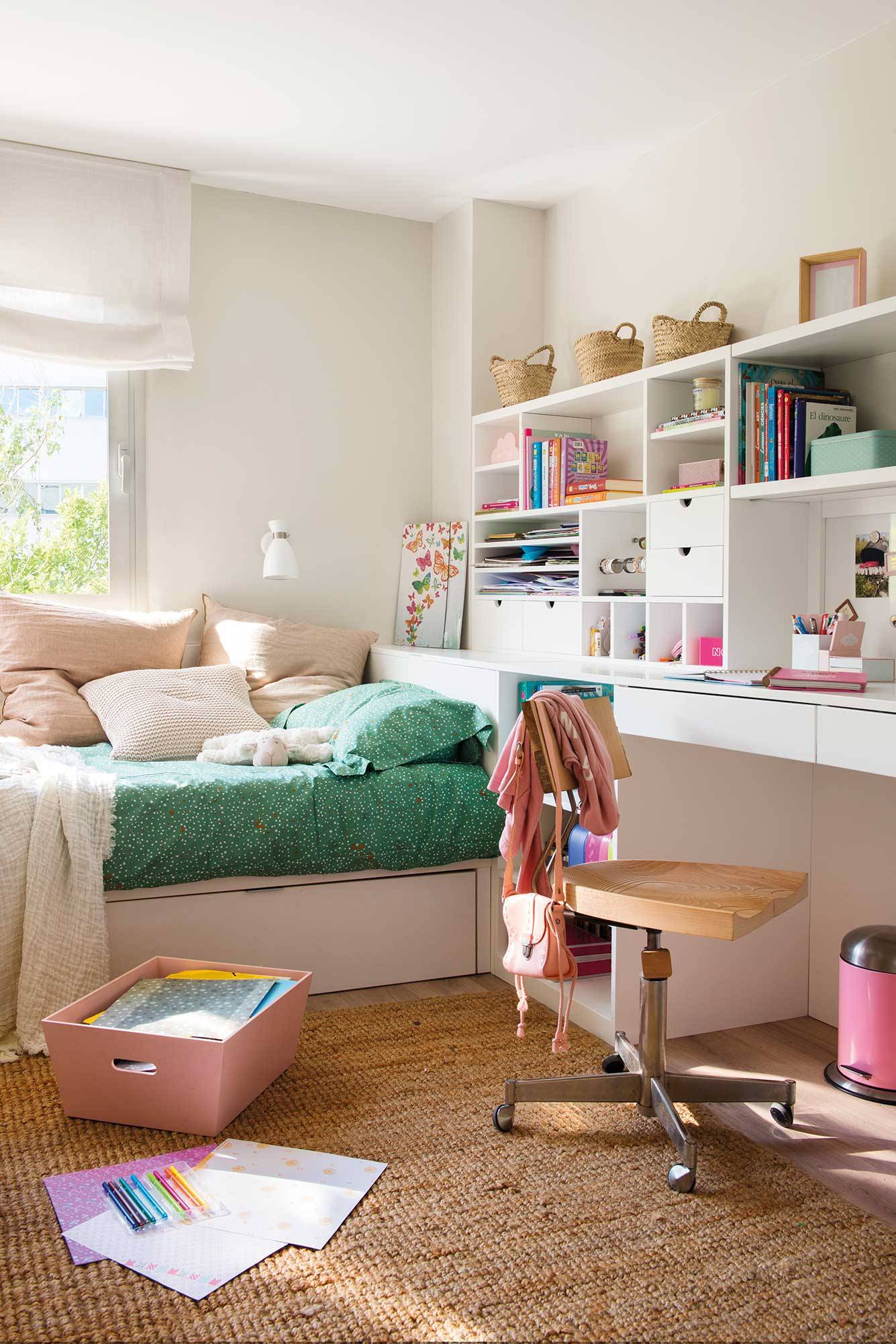 Habitación infantil con cama nido y escritorio. 