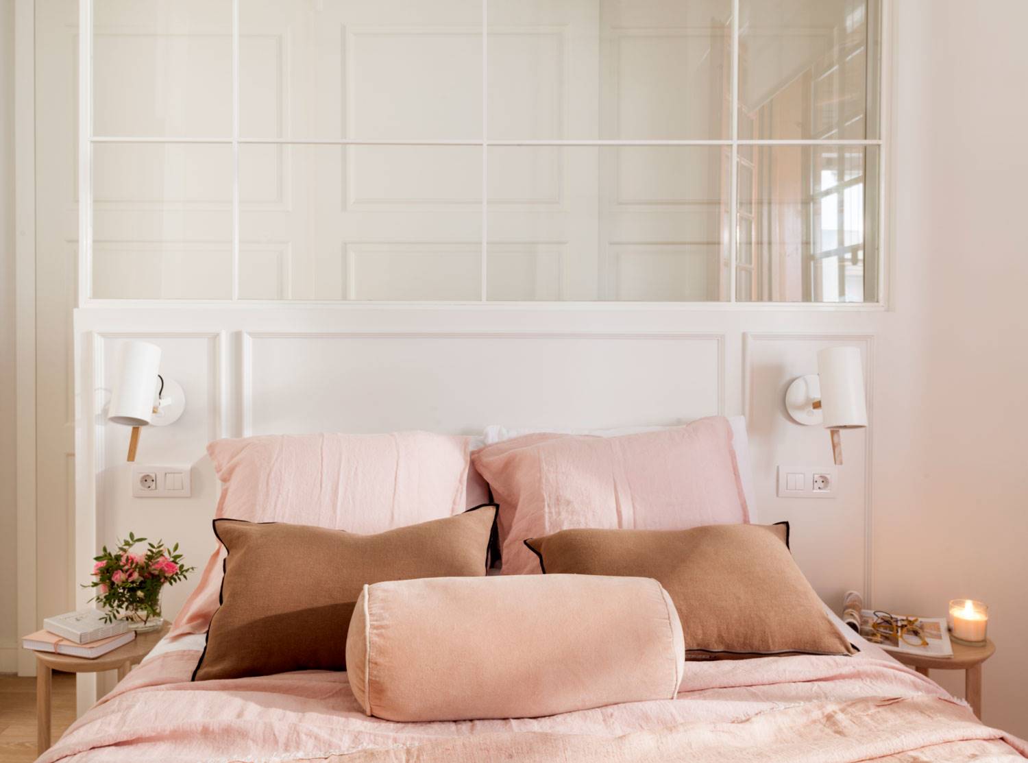 Dormitorio decorado en tonos rosas con cabecero de cristal