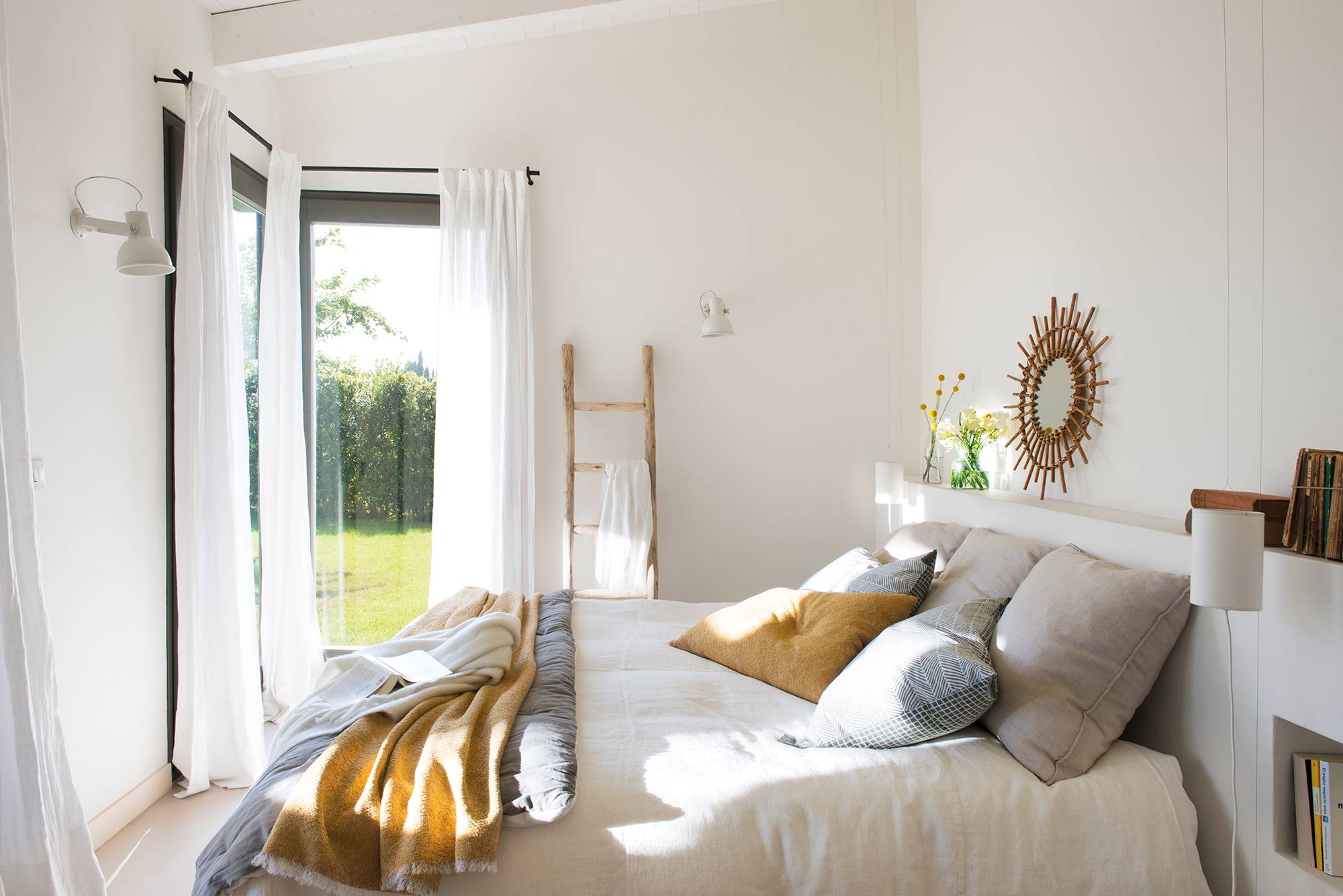 Dormitorio blanco con cabecero a medida y ropa de cama mostaza y gris