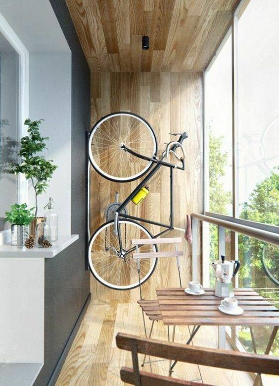 bicicleta colgada en el balcón 