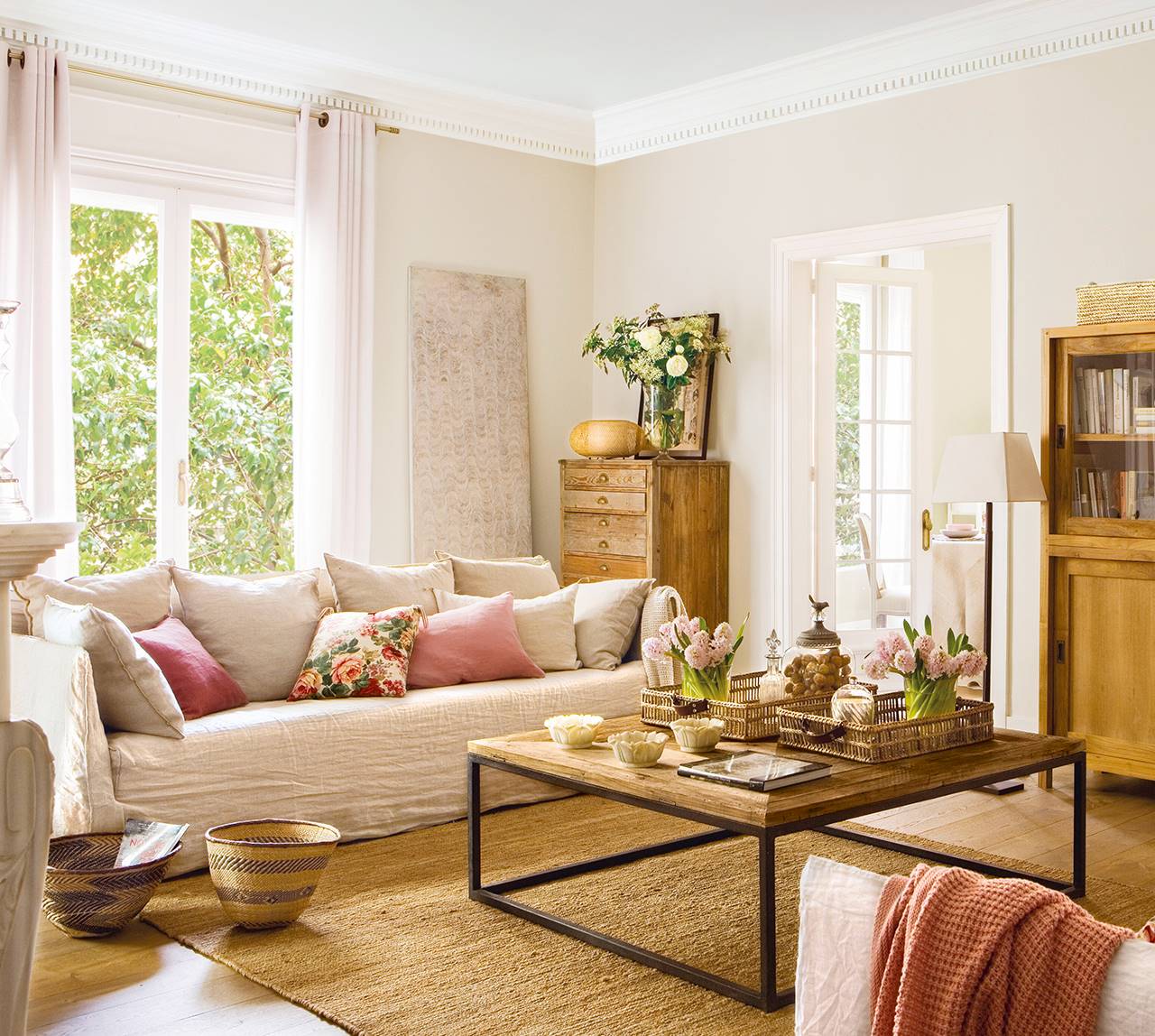 Salón en tonos beige con sofá crema y cojines de colores