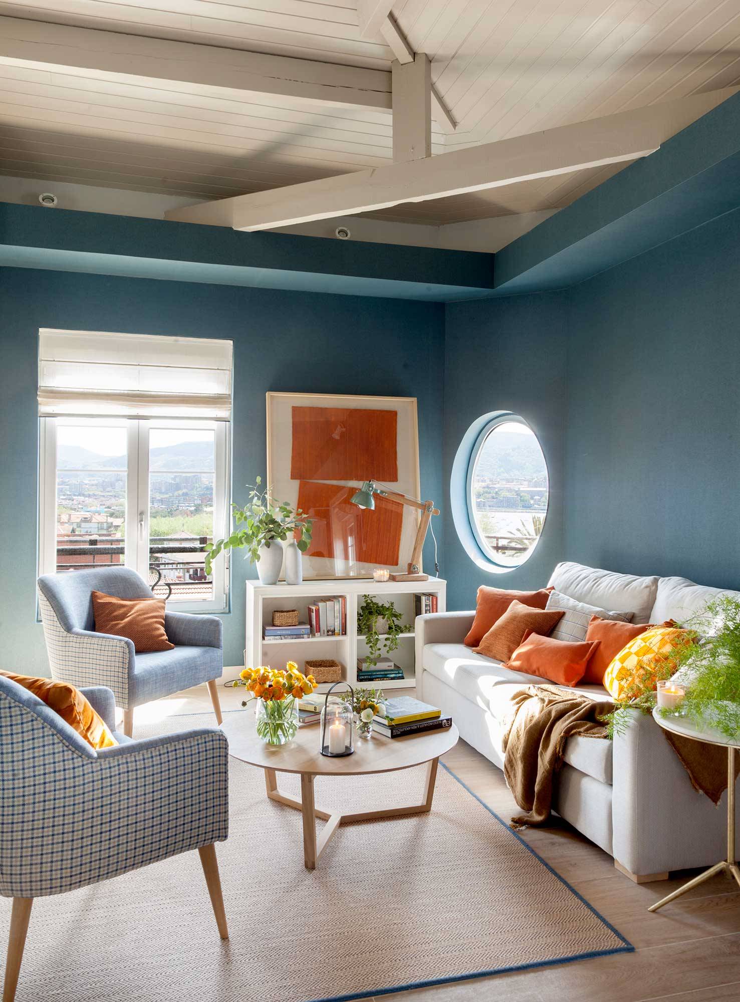 salón pintado en azul con complementos en naranja_00511448 O
