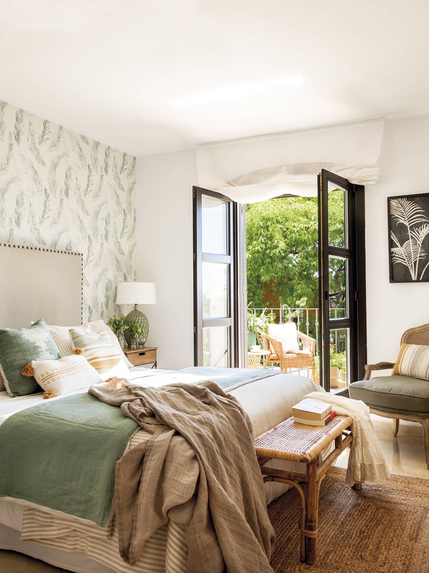 Dormitorio clásico con cabecero con tachuelas y papel pintado en la pared. 