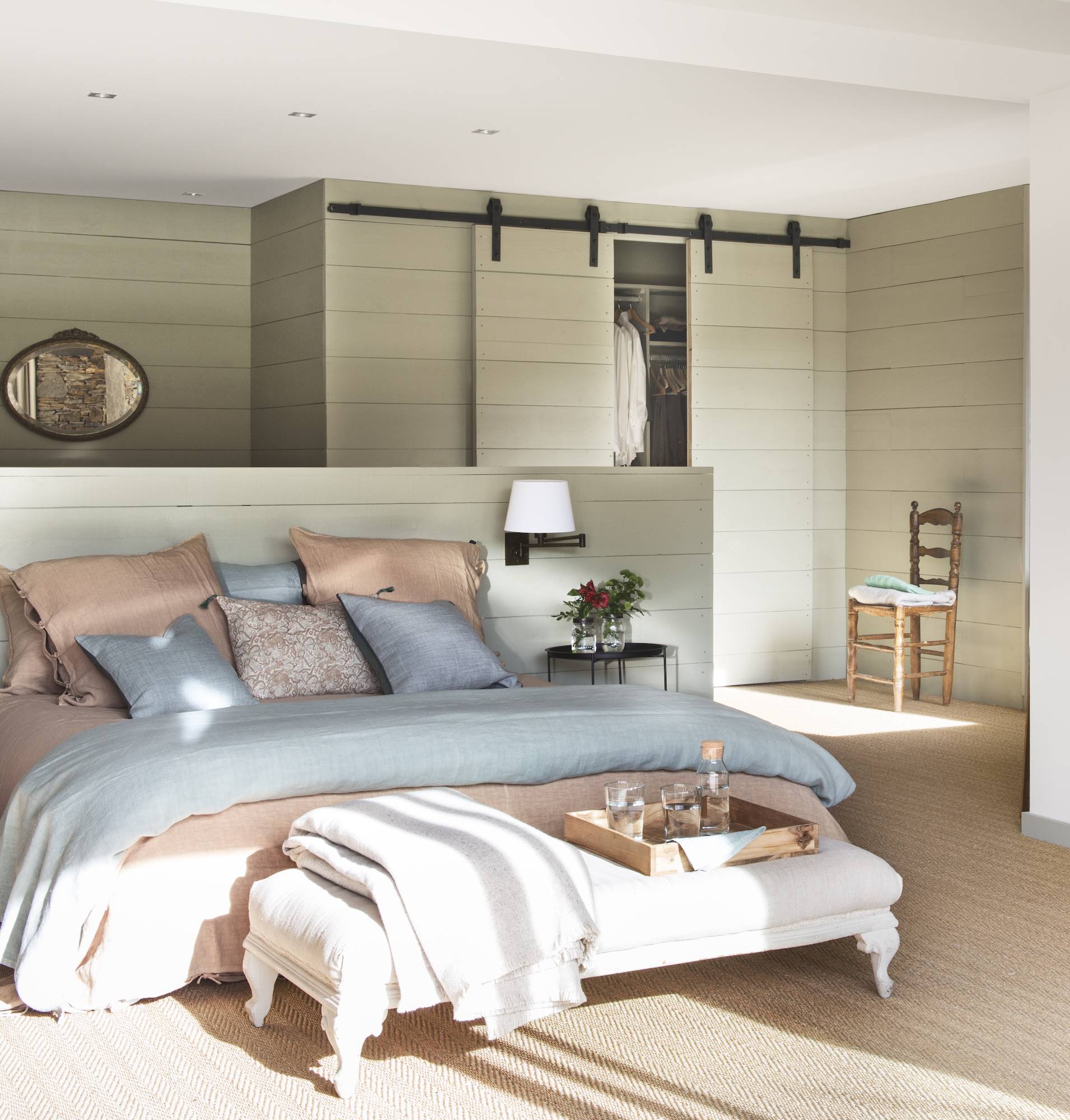 Dormitorio con paredes con lamas de madera pintadas en verde_00490681