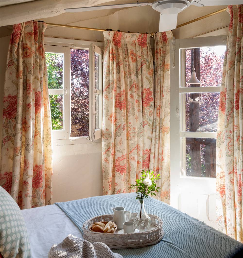 dormitorio con cortinas de flores