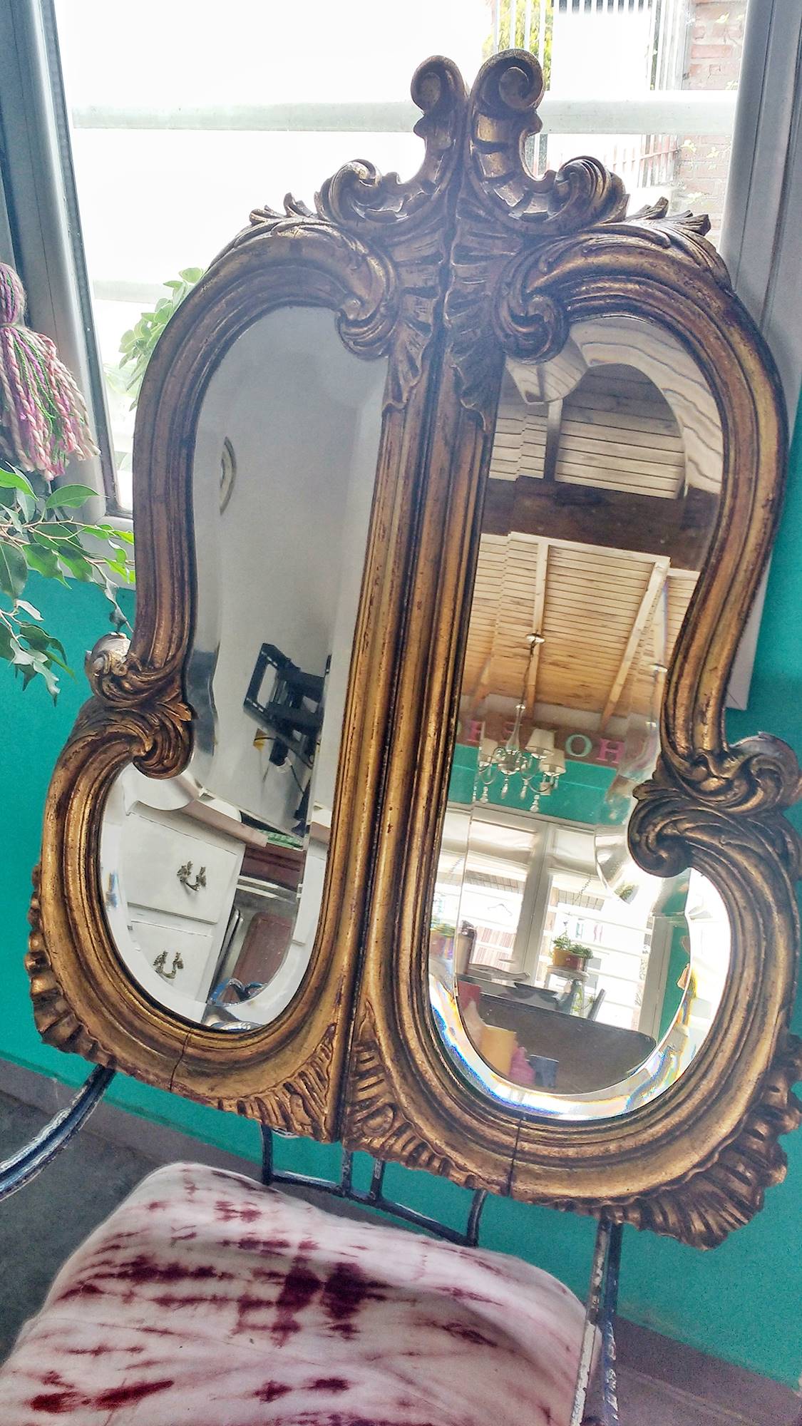 Espejo antiguo con marco ornamental dorado