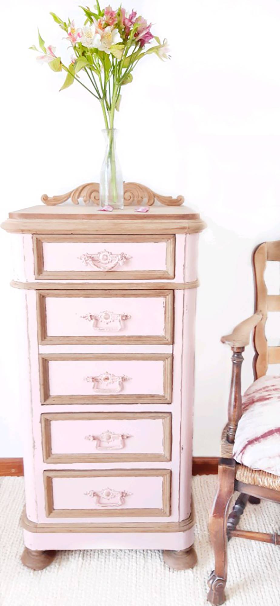 Mesita alta antigua de madera con cajones y tiradores pintada en rosa