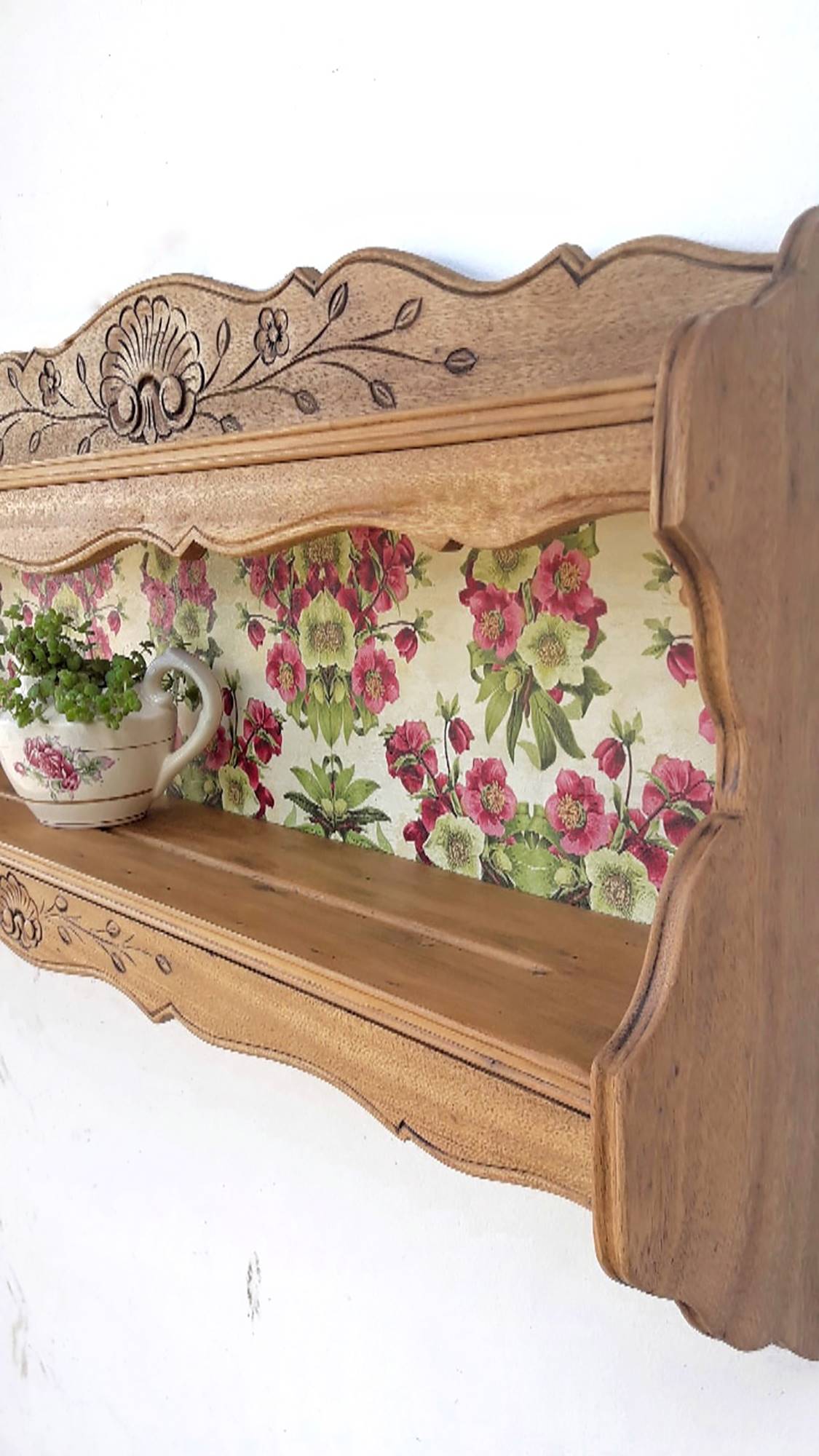 Repisa antigua de madera decorada con papel pintado floral