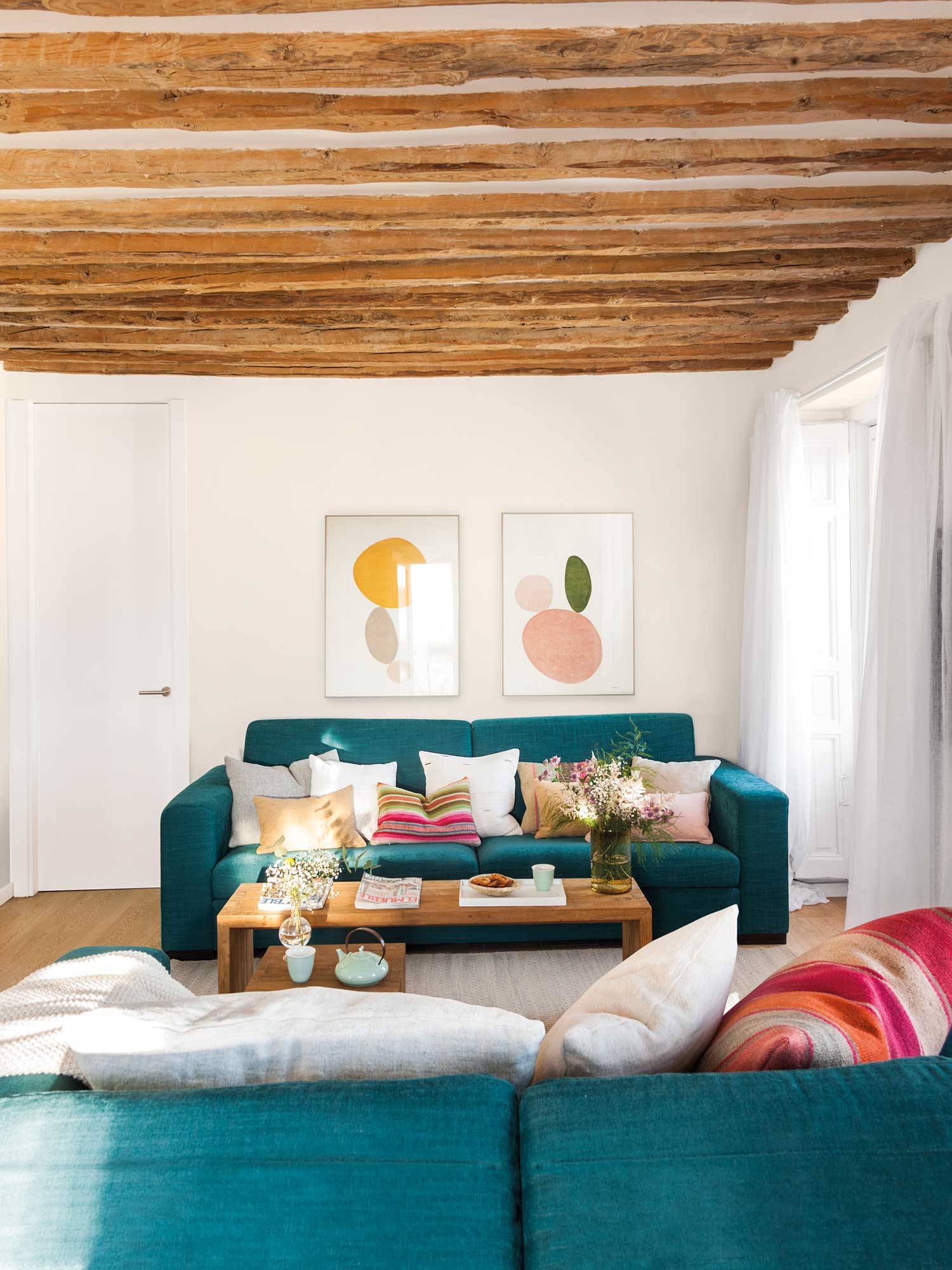 salón con sofá verde y dos cuadros abstractos en la pared_0517028