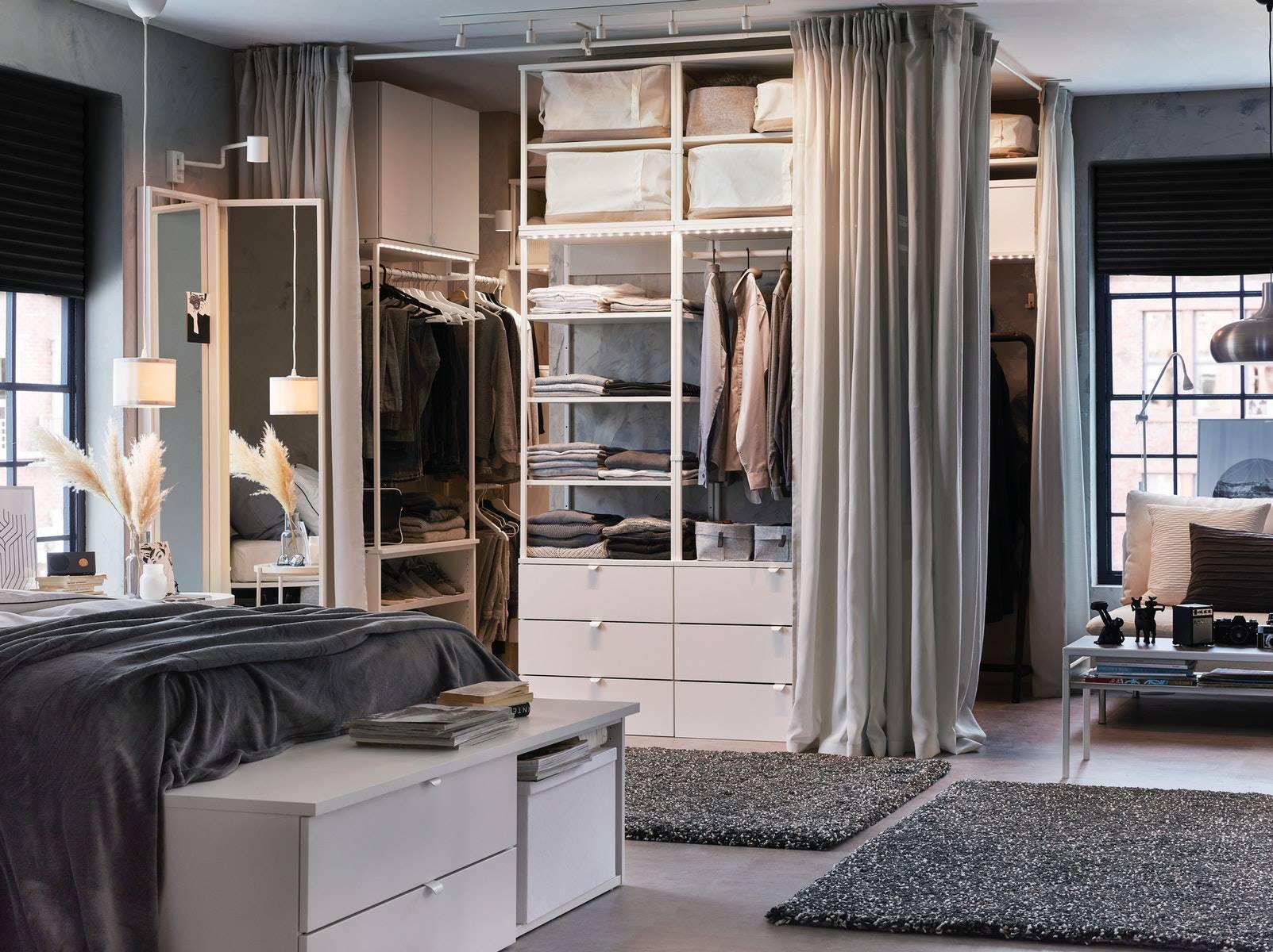 Cortinas y módulos de almacenaje PLATSA, de IKEA; para crear y separar una zonad e vestidor