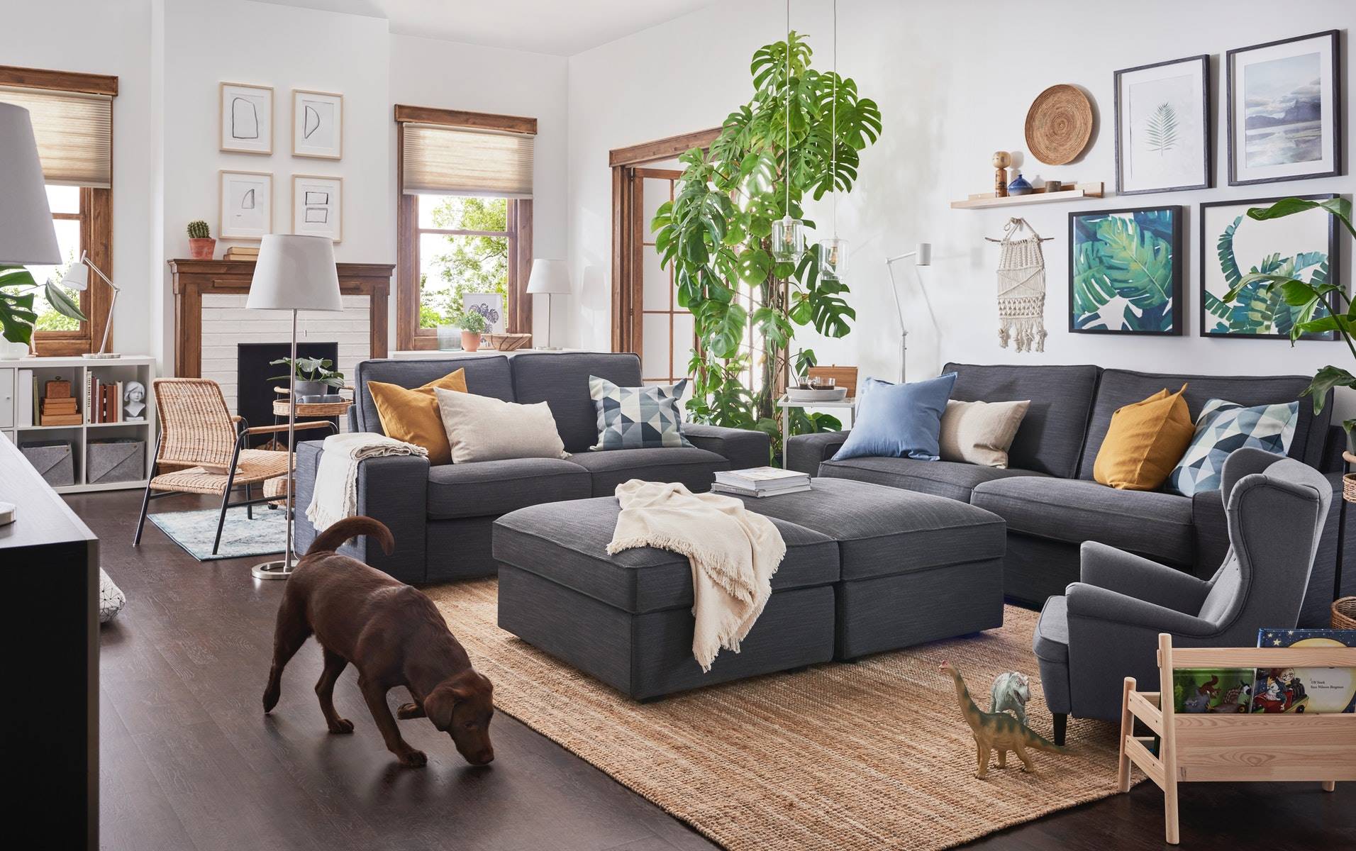 Salón con muebles de IKEA y un sofá para delimitar la zona de estar.