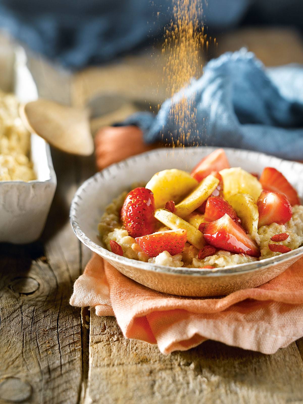 Desayunos saludables: receta de porridge de fresas y plátano con bayas de goji. 