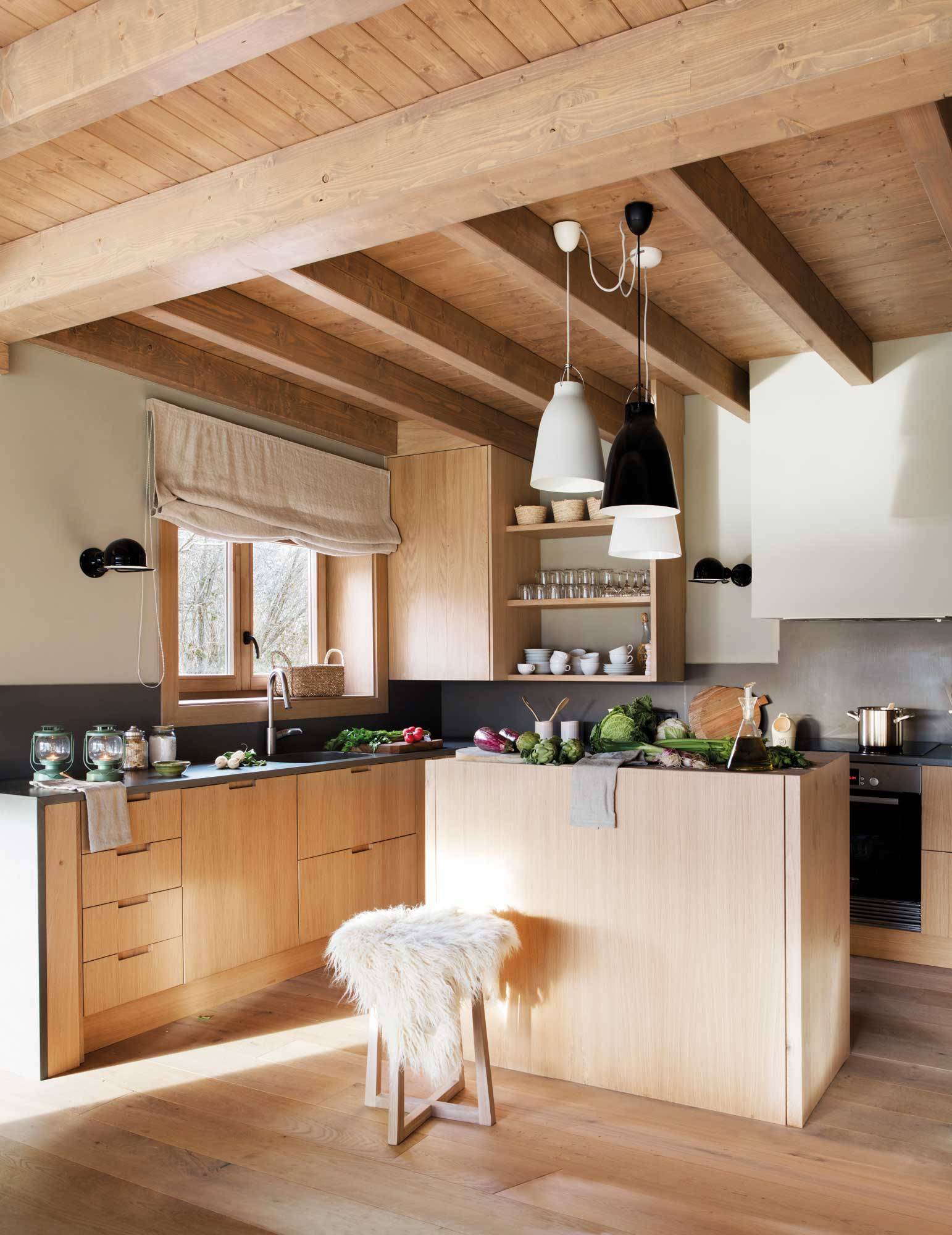 Cocina de estilo rústico moderno abierta con muebles en madera.