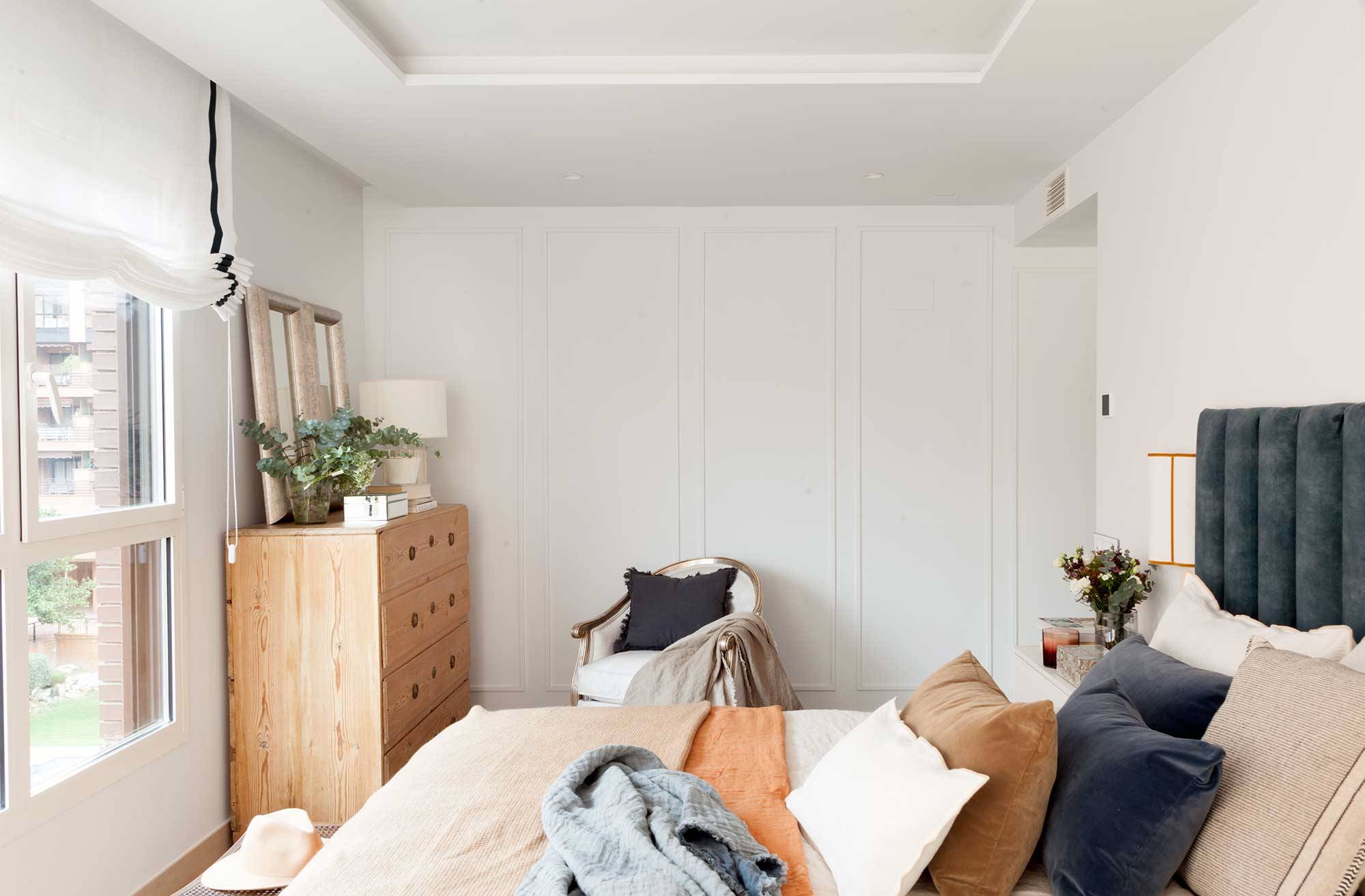 Dormitorio moderno con sabor clásico y cómoda de madera_00521447 O