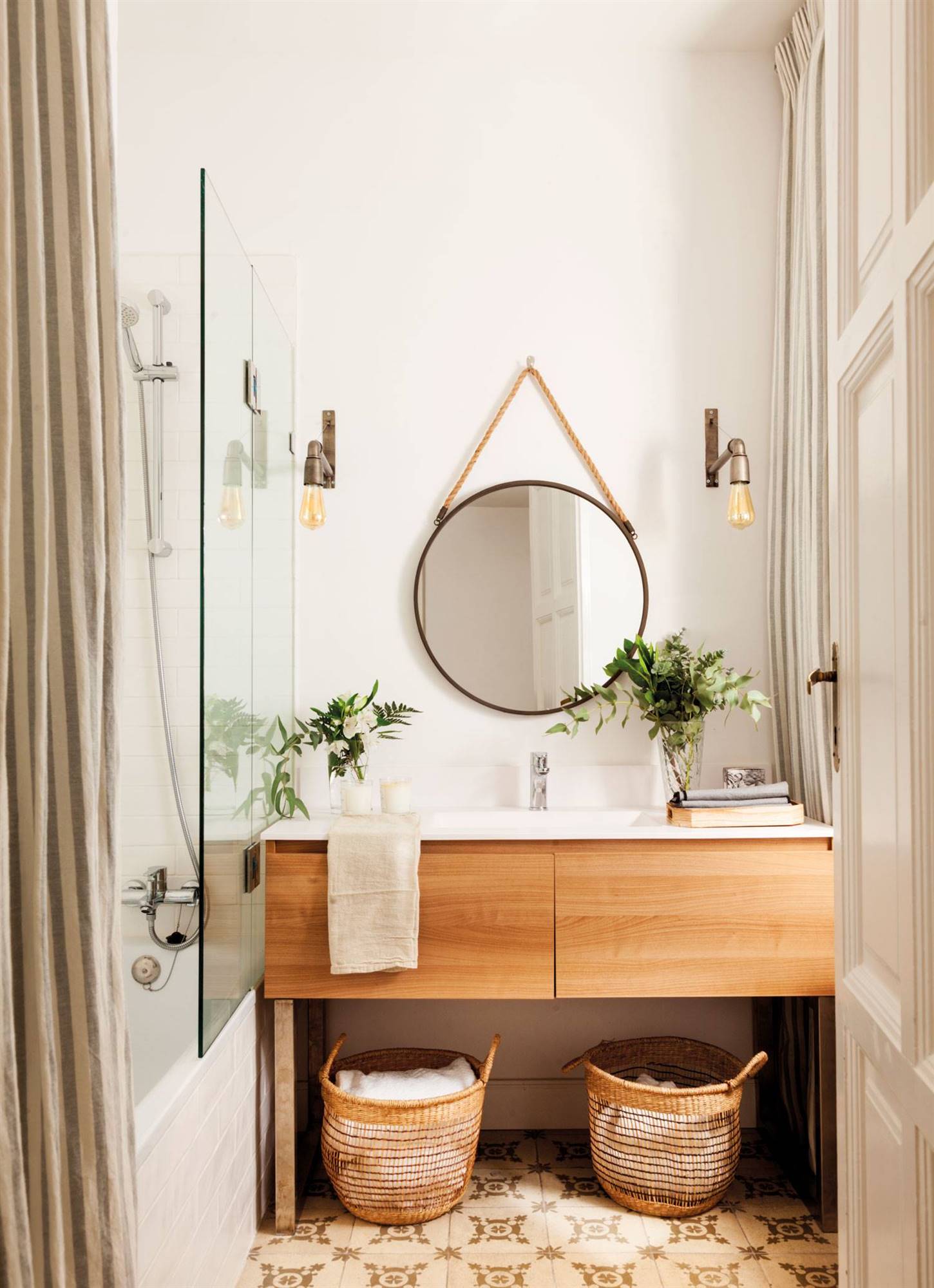 13. baño-de-madera-y-elementos-naturales 498731
