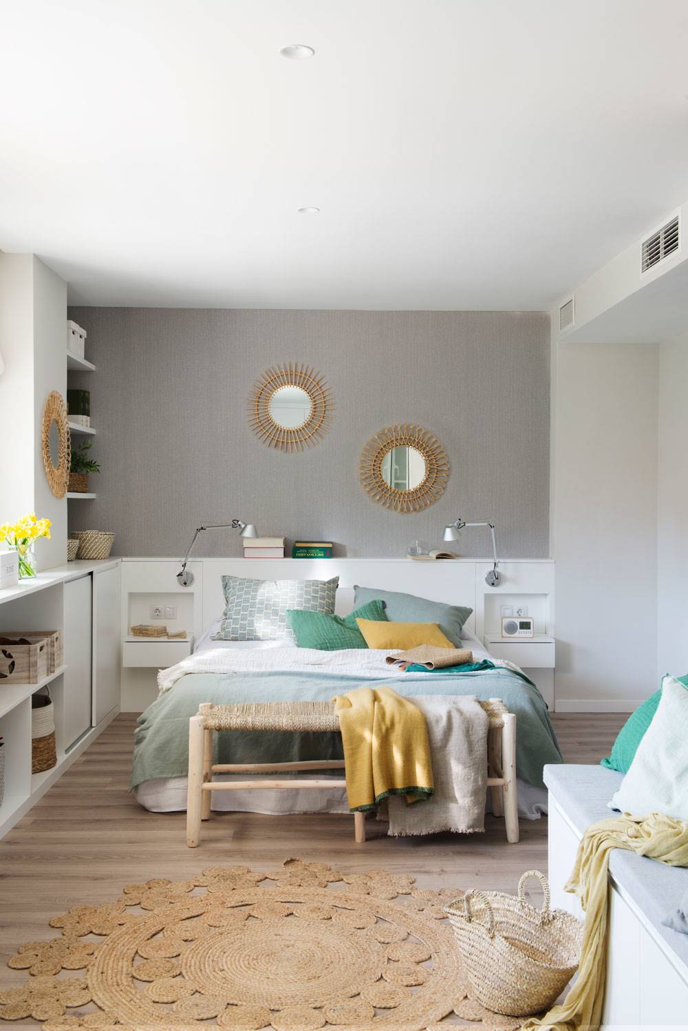 Dormitorio juvenil decorado en color mint con fibras naturales 00483150