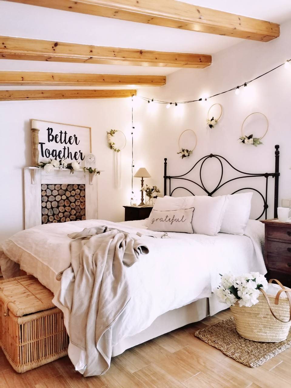 Dormitorio rústico con falsa chimenea pintada con chalk paint blanca 20200509 185805