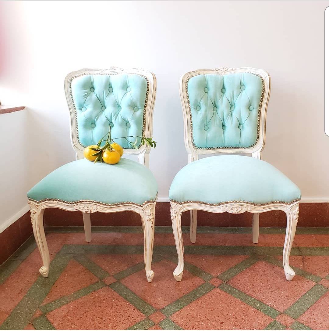 Dos sillas de capitoné restauradas. Después: Dos sillas de capitoné en azul 
