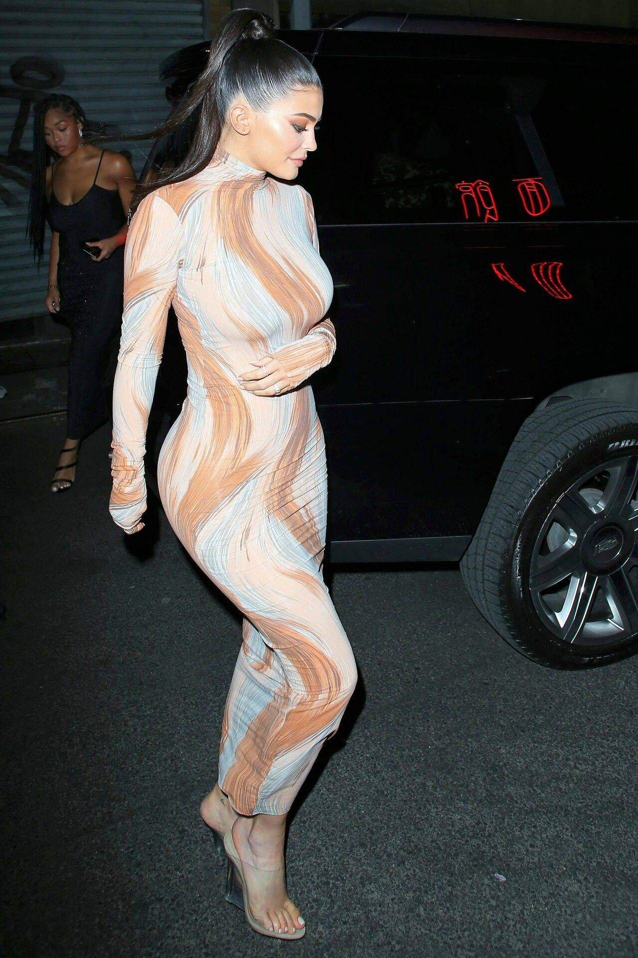 Kylie Jenner con un vestido muy ajustado