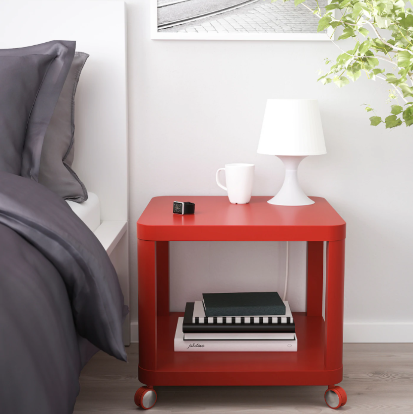 mesa auxiliar TINGBY IKEA. Una mesa auxiliar roja