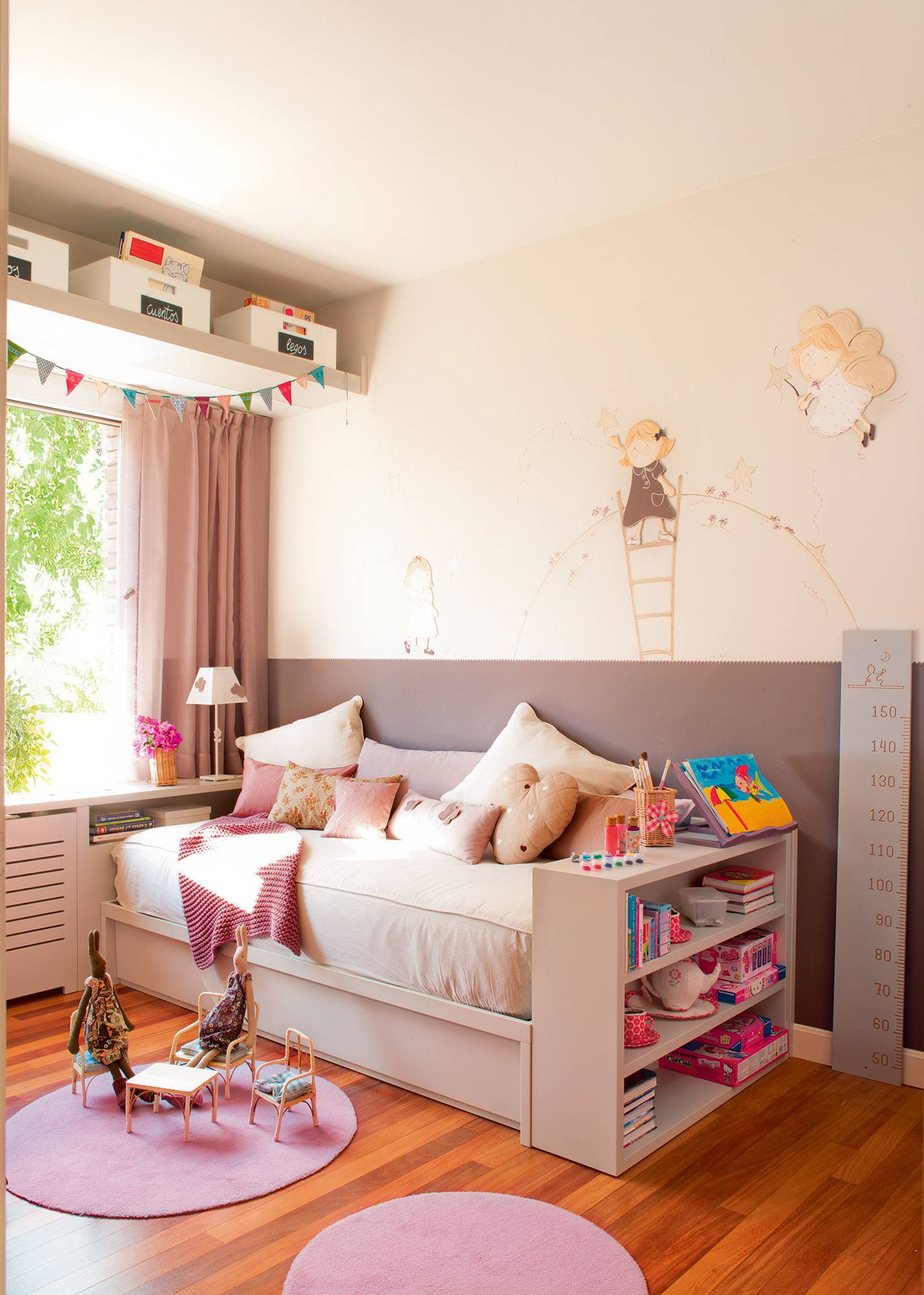 dormitorio-infantil-con-cama-arrimada-a-la-pared-zocalo-y-soluciones-para-guardar-juguetes 63ba48f9