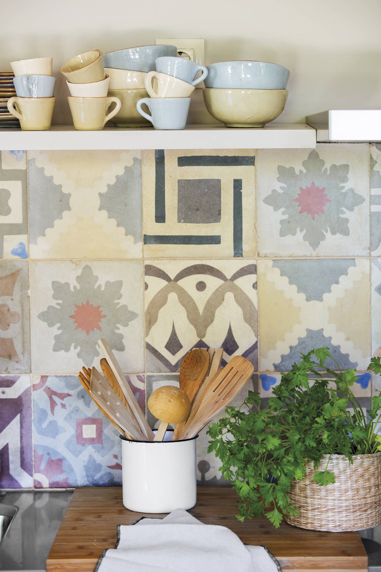 Detalle de antepecho de cocina con azulejos de colores.