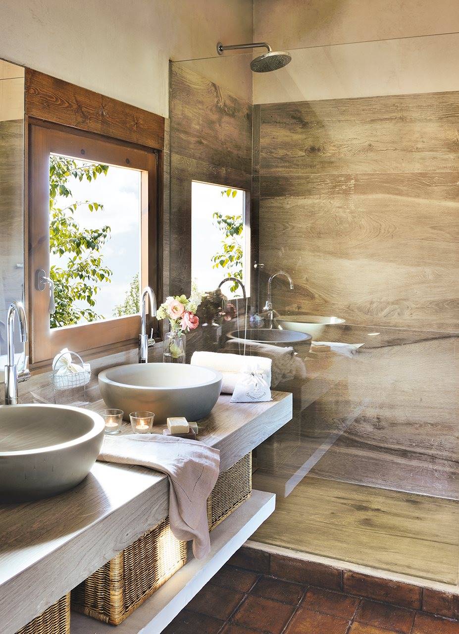 bano con ducha sensación spa con lavamanos doble y azulejo que imita a madera 927x1280