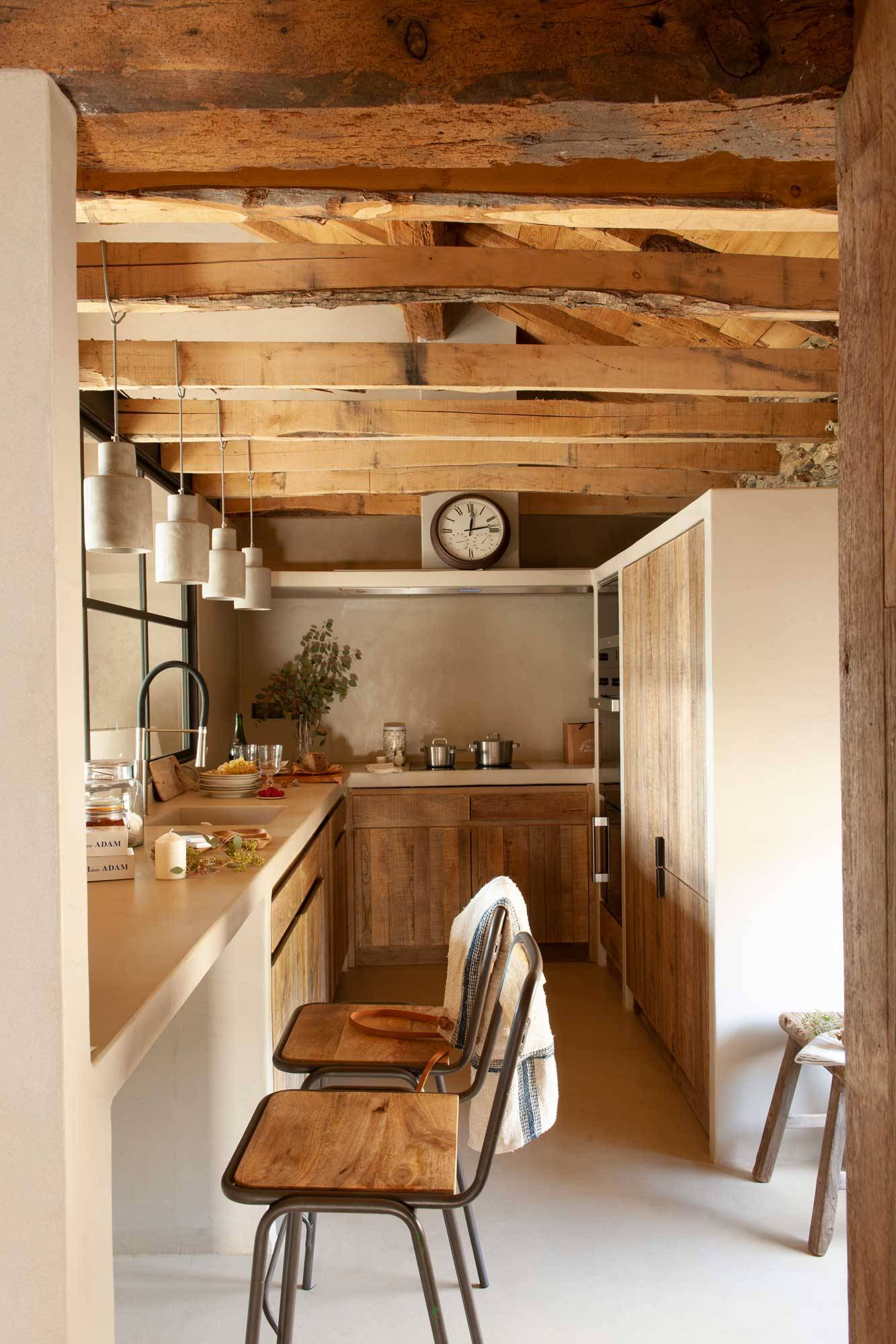 Small kitchen with microcement and wood. 