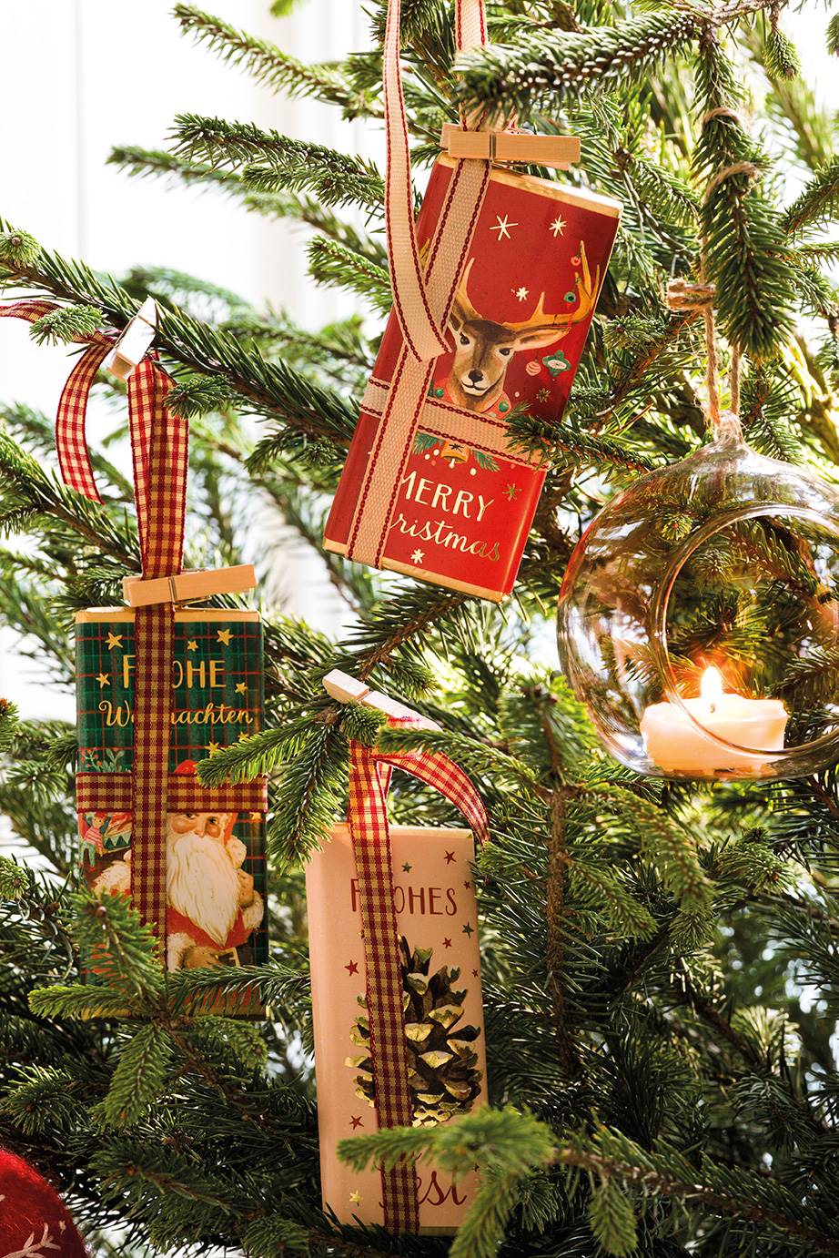 Árbol de Navidad con adornos de tarjetas de felicitaciones.