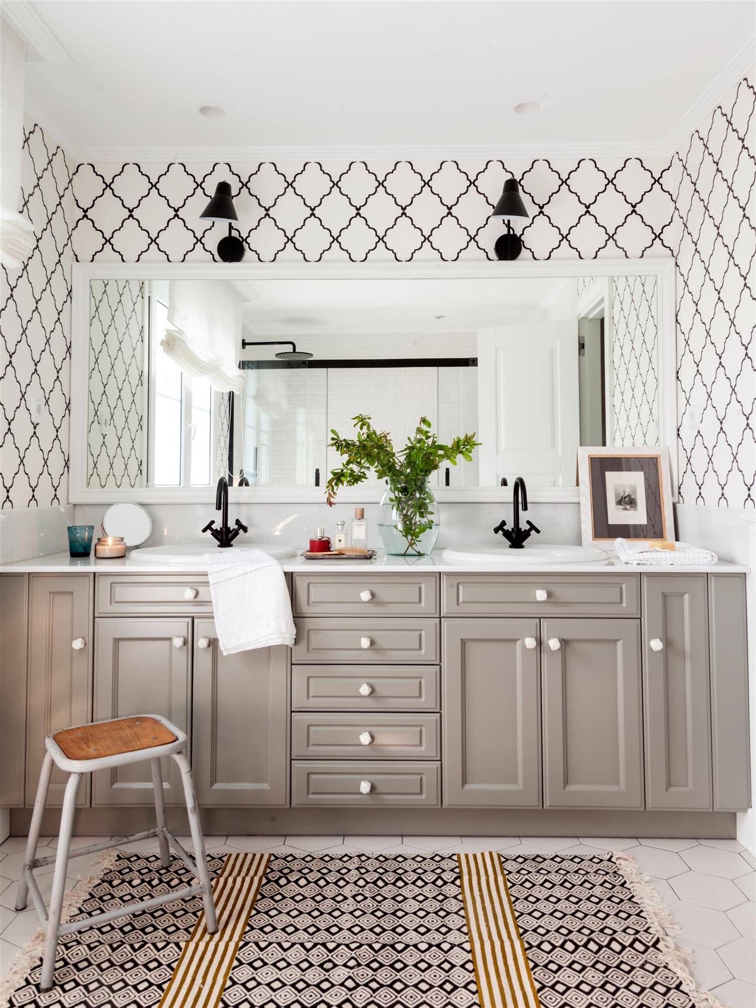  Baño con armario bajolavabo en color gris, espejo rectangular y paredes blancas con motivos geométricos-483226