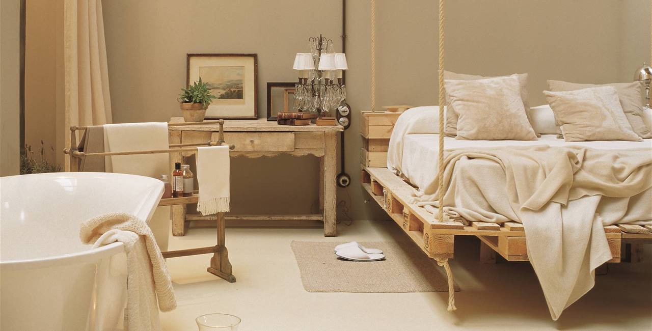 dormitorio clasico con cama con palets 00193863