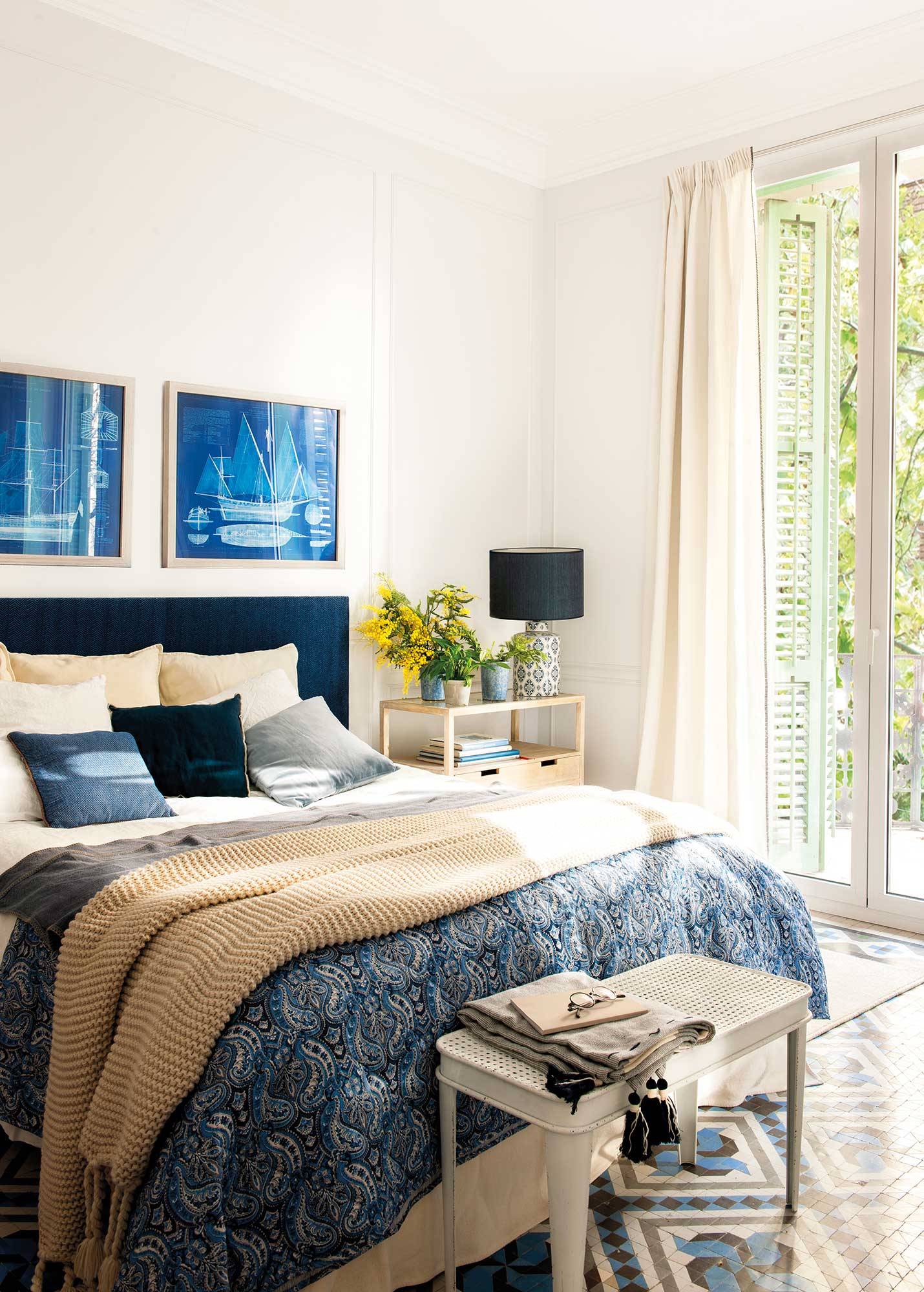 Dormitorio en blanco con cabecero en azul intenso. 
