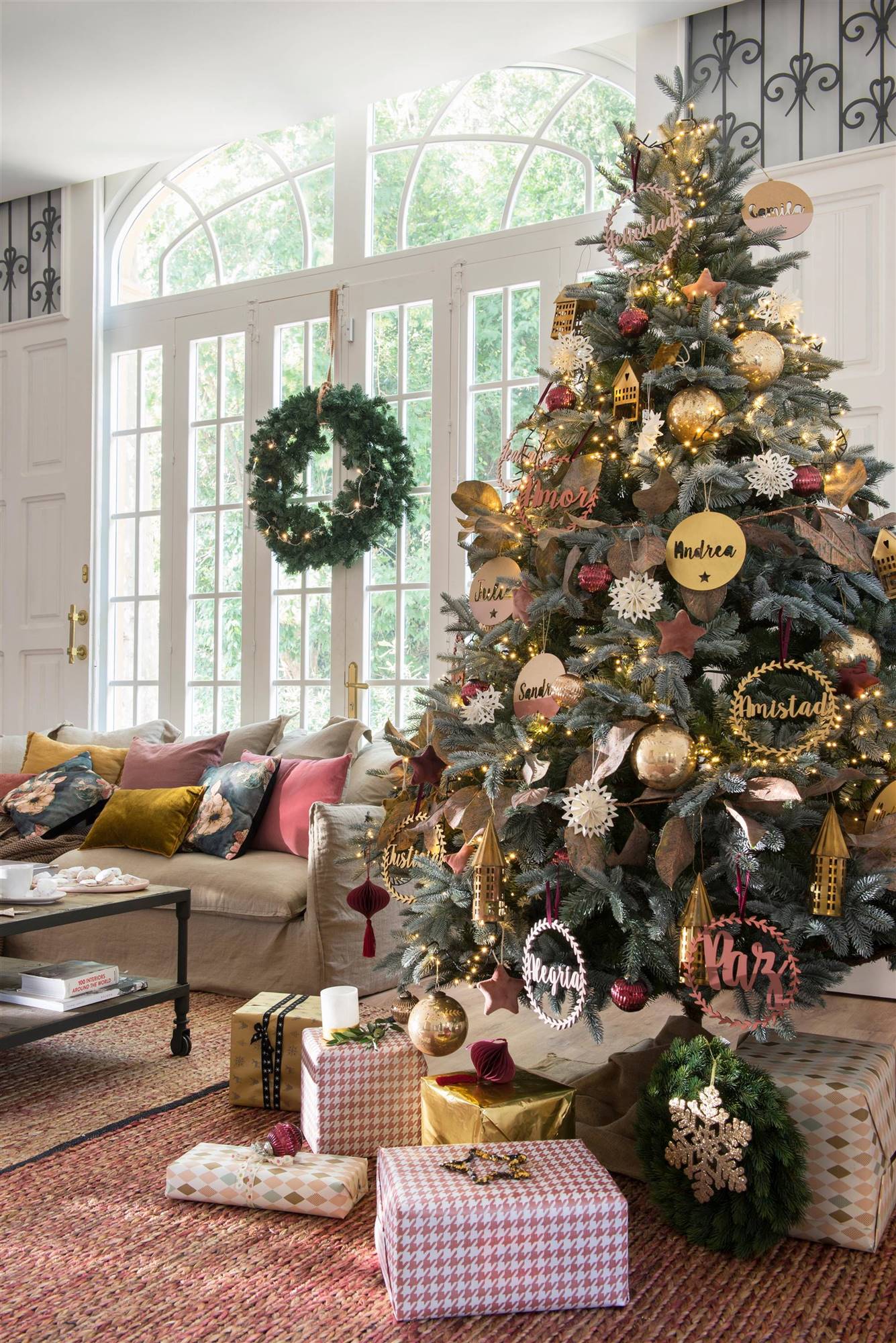 Salón con árbol de Navidad decorado con adornos de madera con mensajes. 