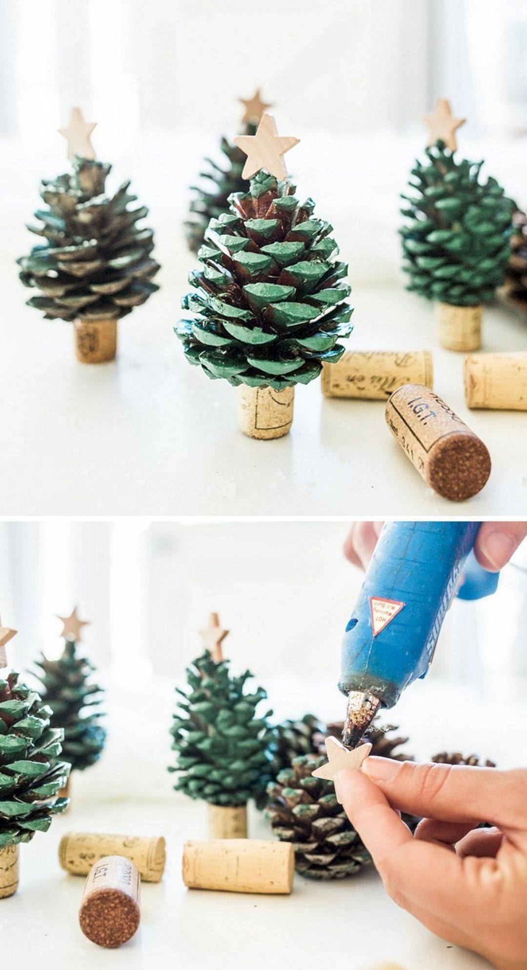 Mini árboles de Navidad hechos con una piña y un corcho.