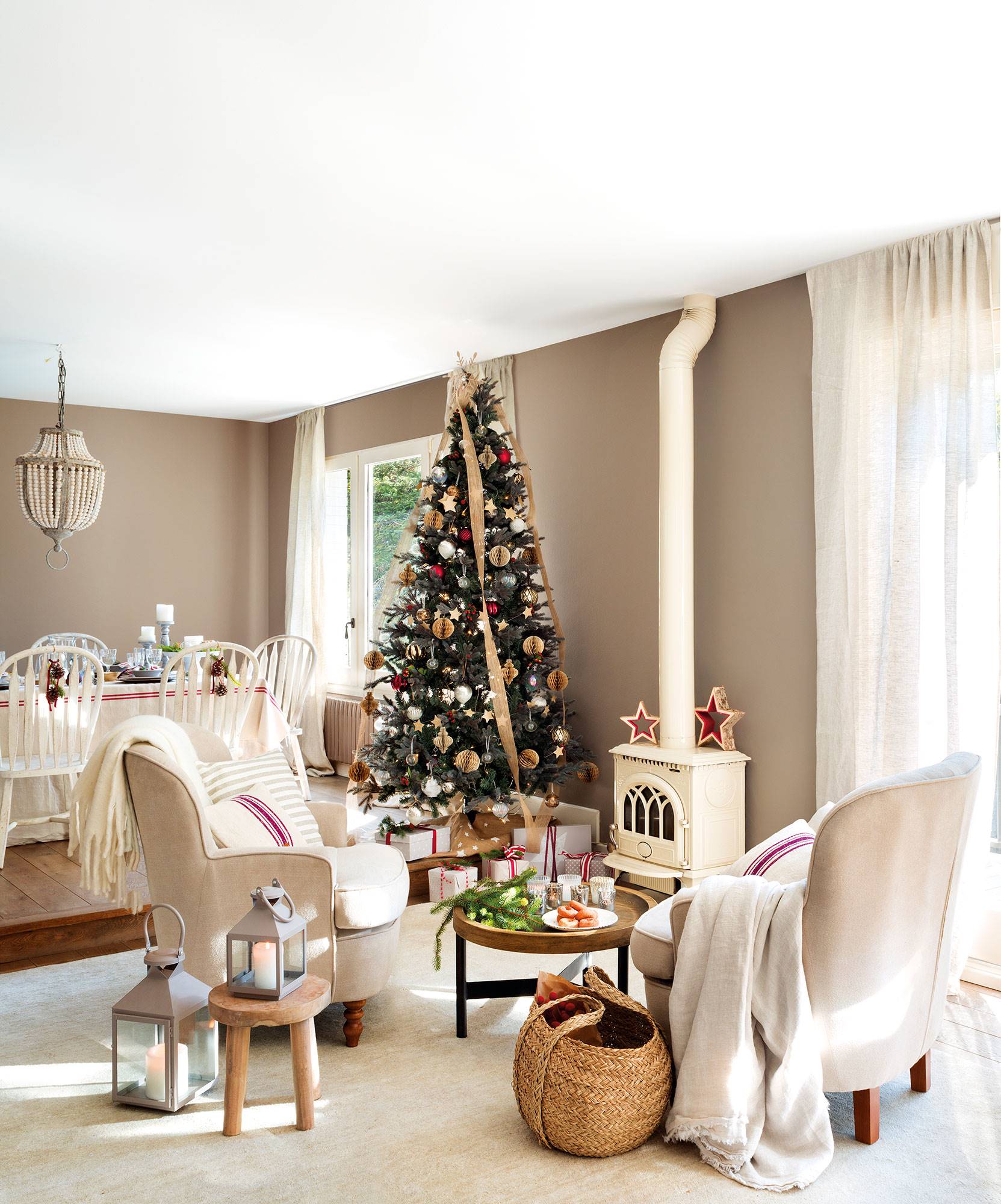 Salón navideño con chimenea blanca