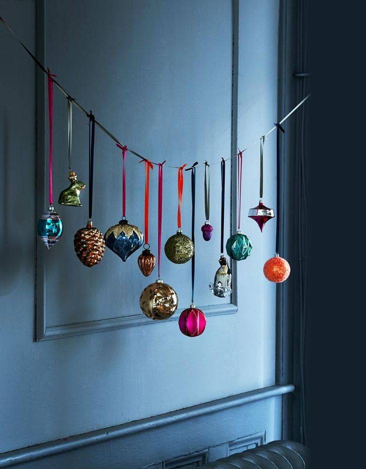 Guirnalda de bolas de Navidad con cintas de colores.