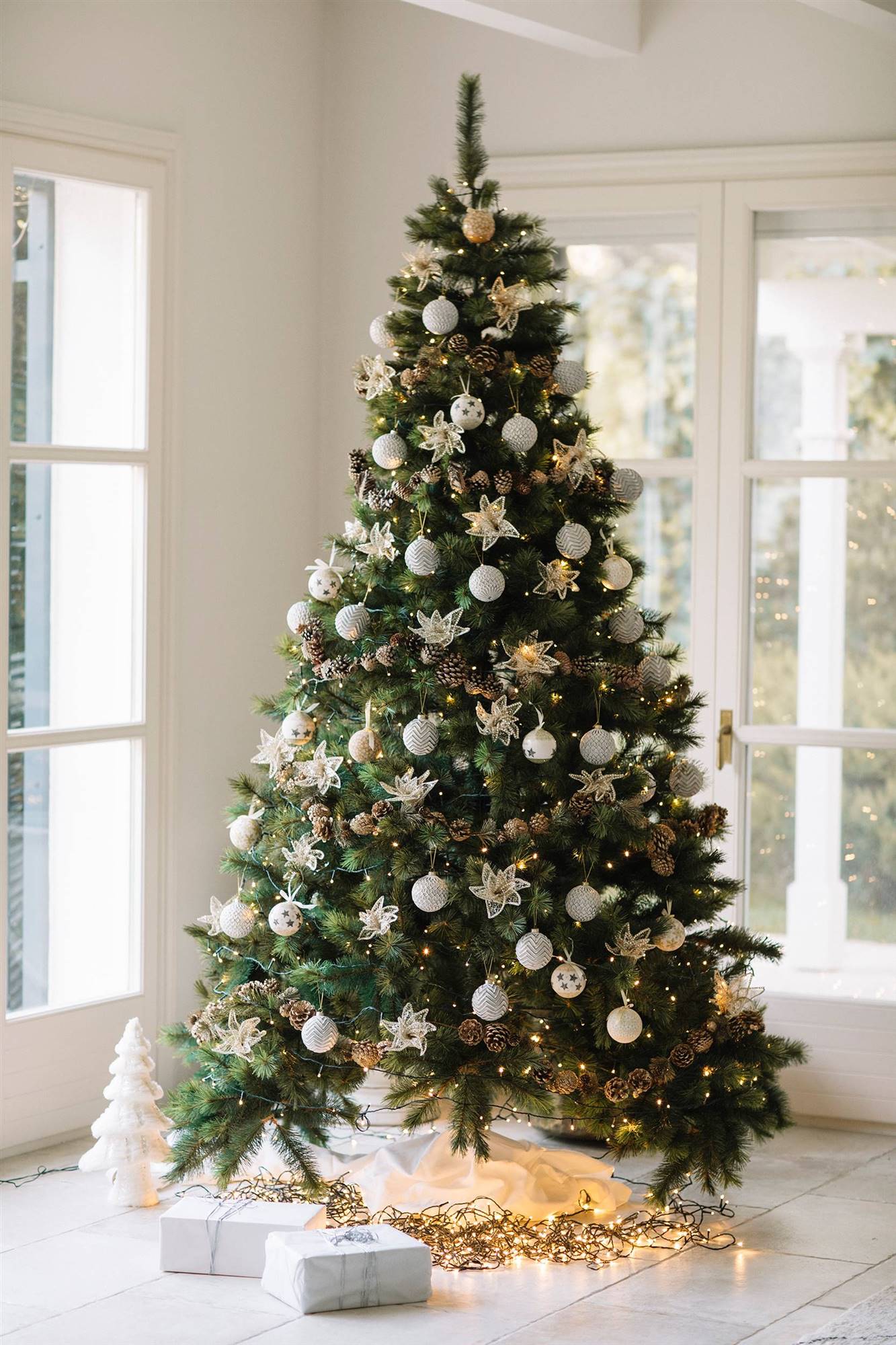 Árbol de Navidad decorado con bolas y guirnaldas