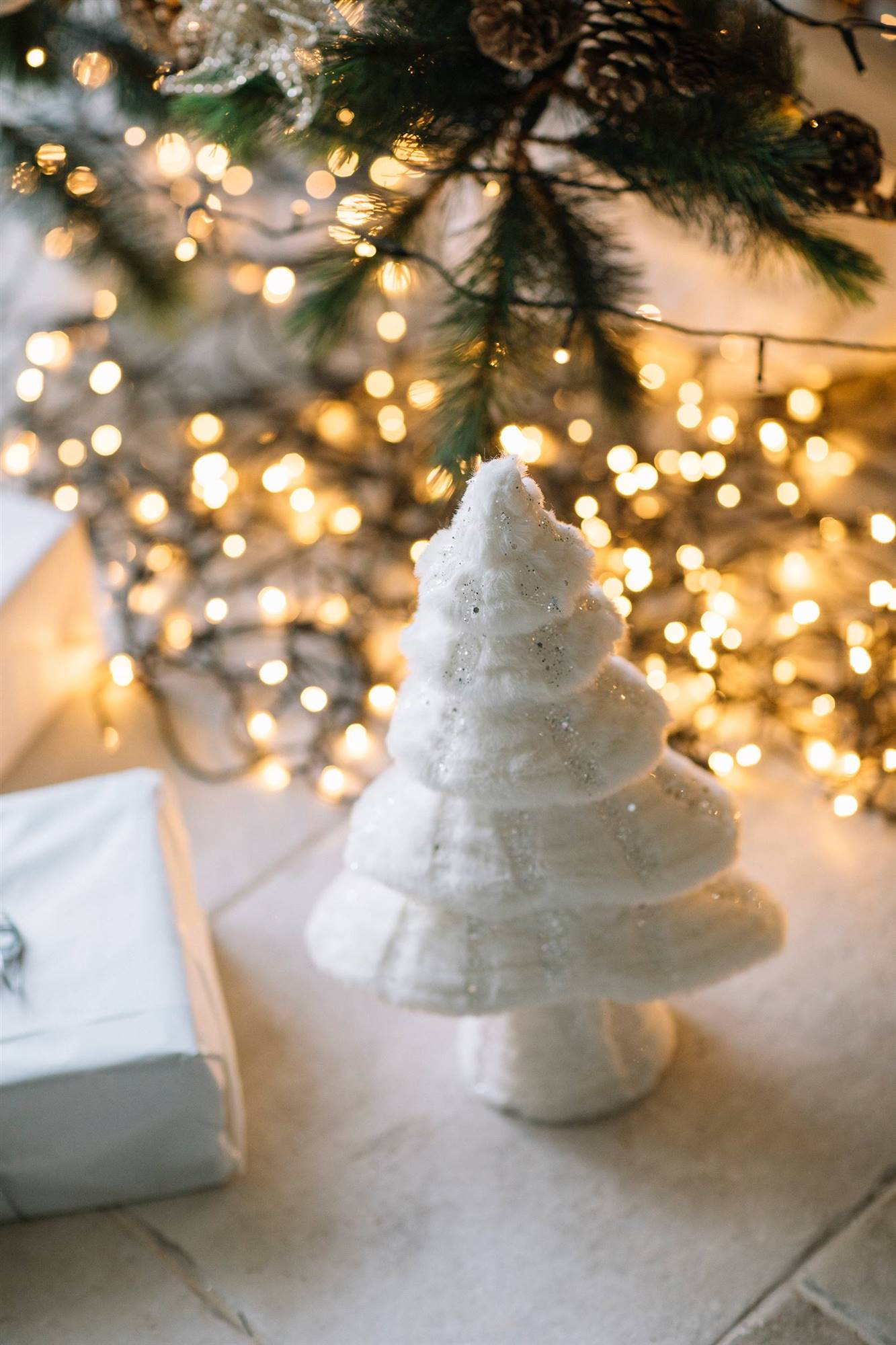 Figura de árbol de Navidad de color blanco