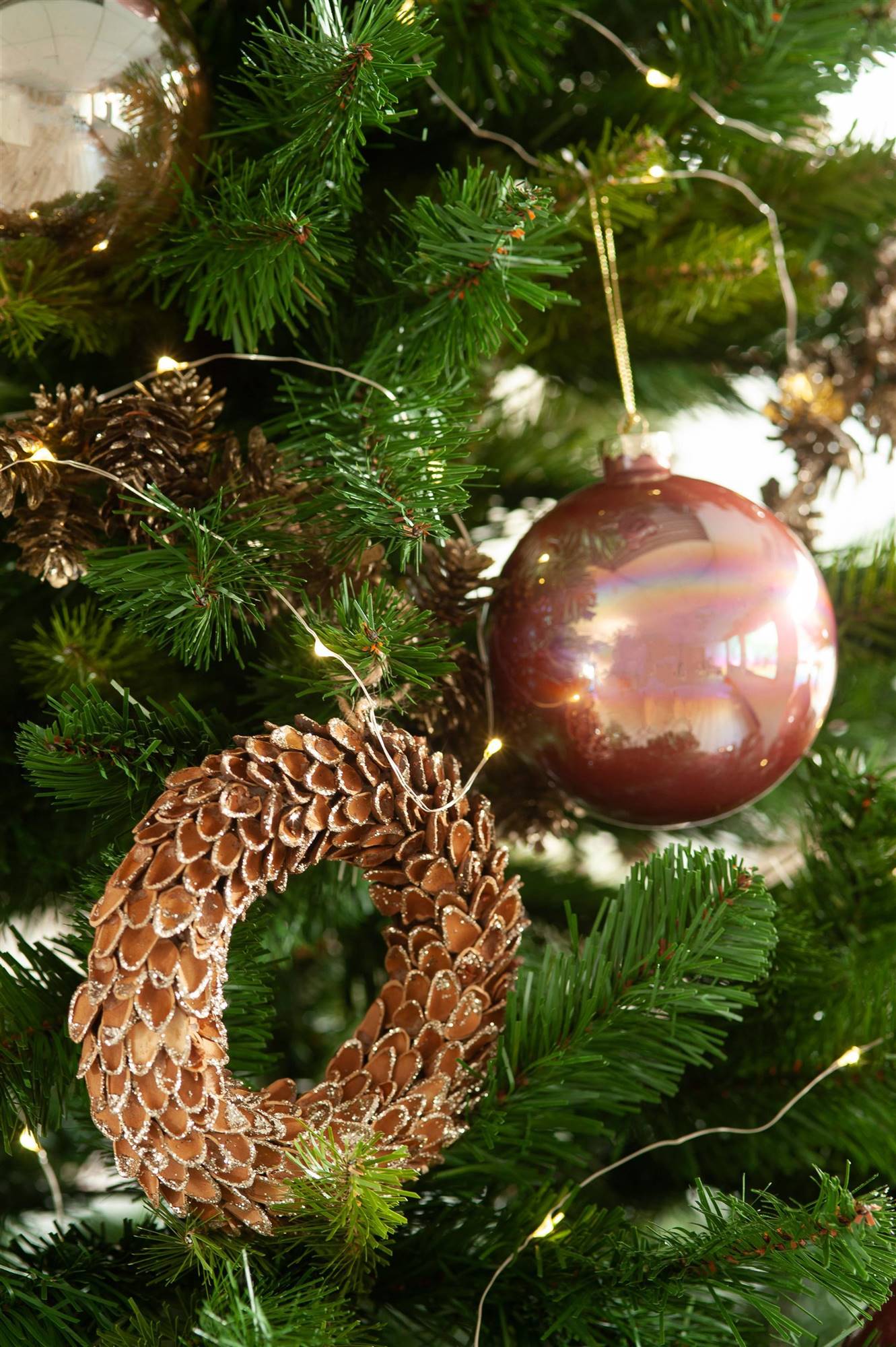 Árbol de Navidad con corona y bola de cobrizo.
