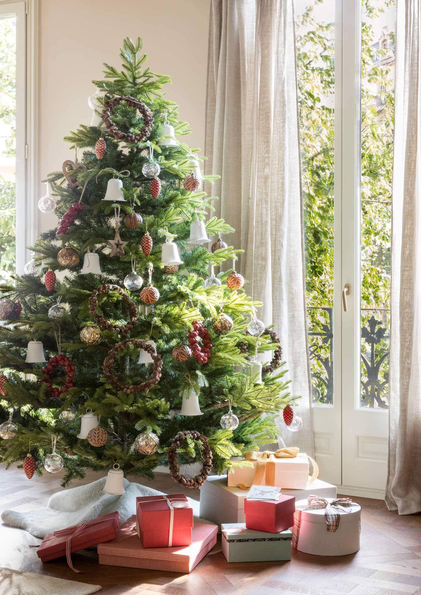 Árbol de Navidad natural decorado por la estilista Solange Van Dorssen.