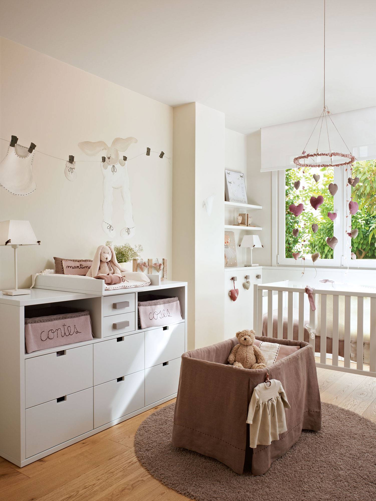 Habitación de bebé en blanco con cuna y cambiador con cajones